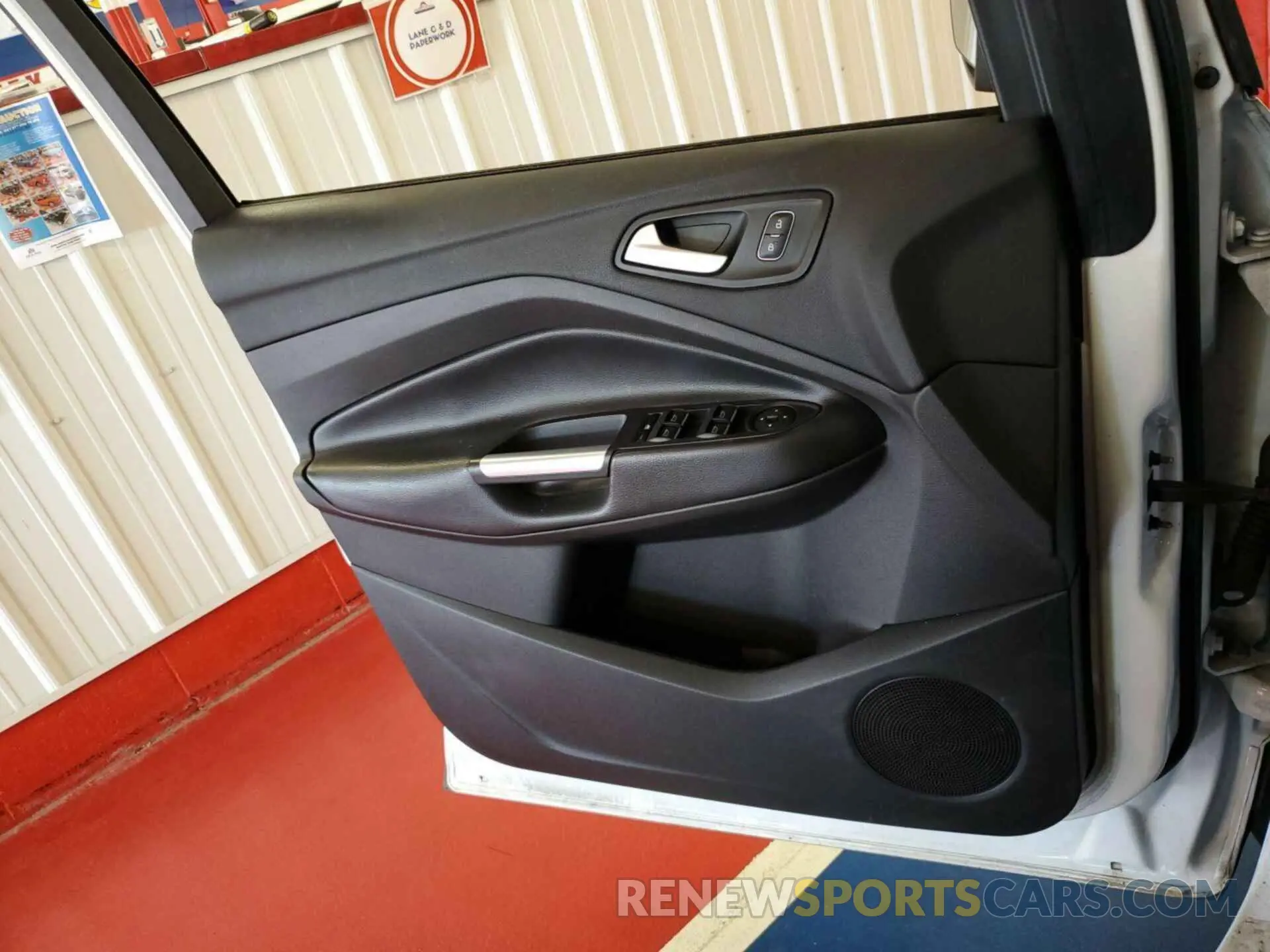18 Photograph of a damaged car 1FMCU9GD9KUB11829 FORD ESCAPE 2019
