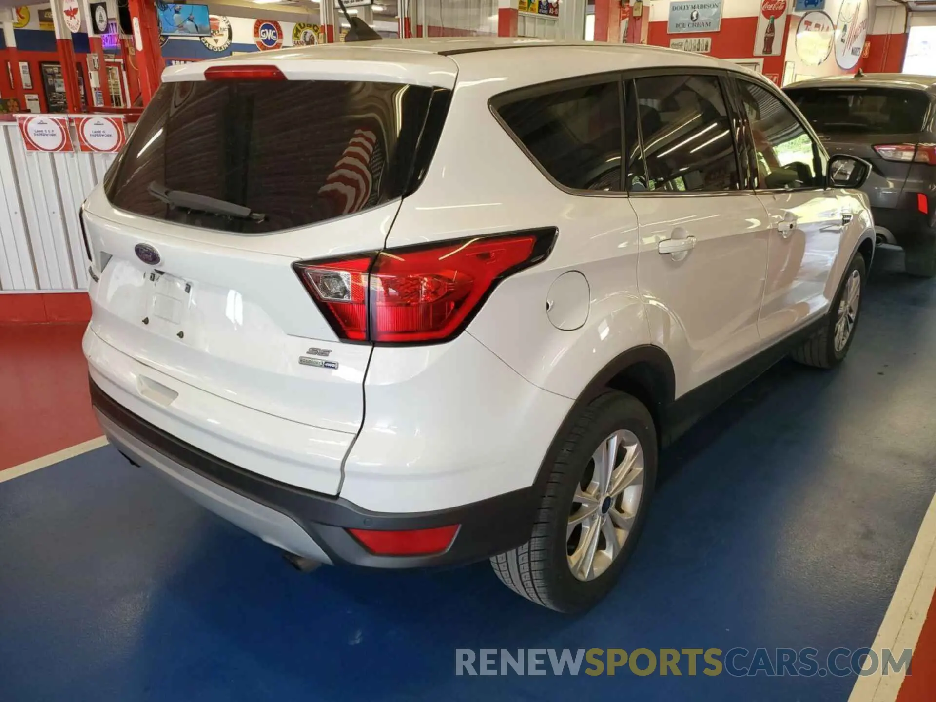 21 Photograph of a damaged car 1FMCU9GD9KUB11829 FORD ESCAPE 2019