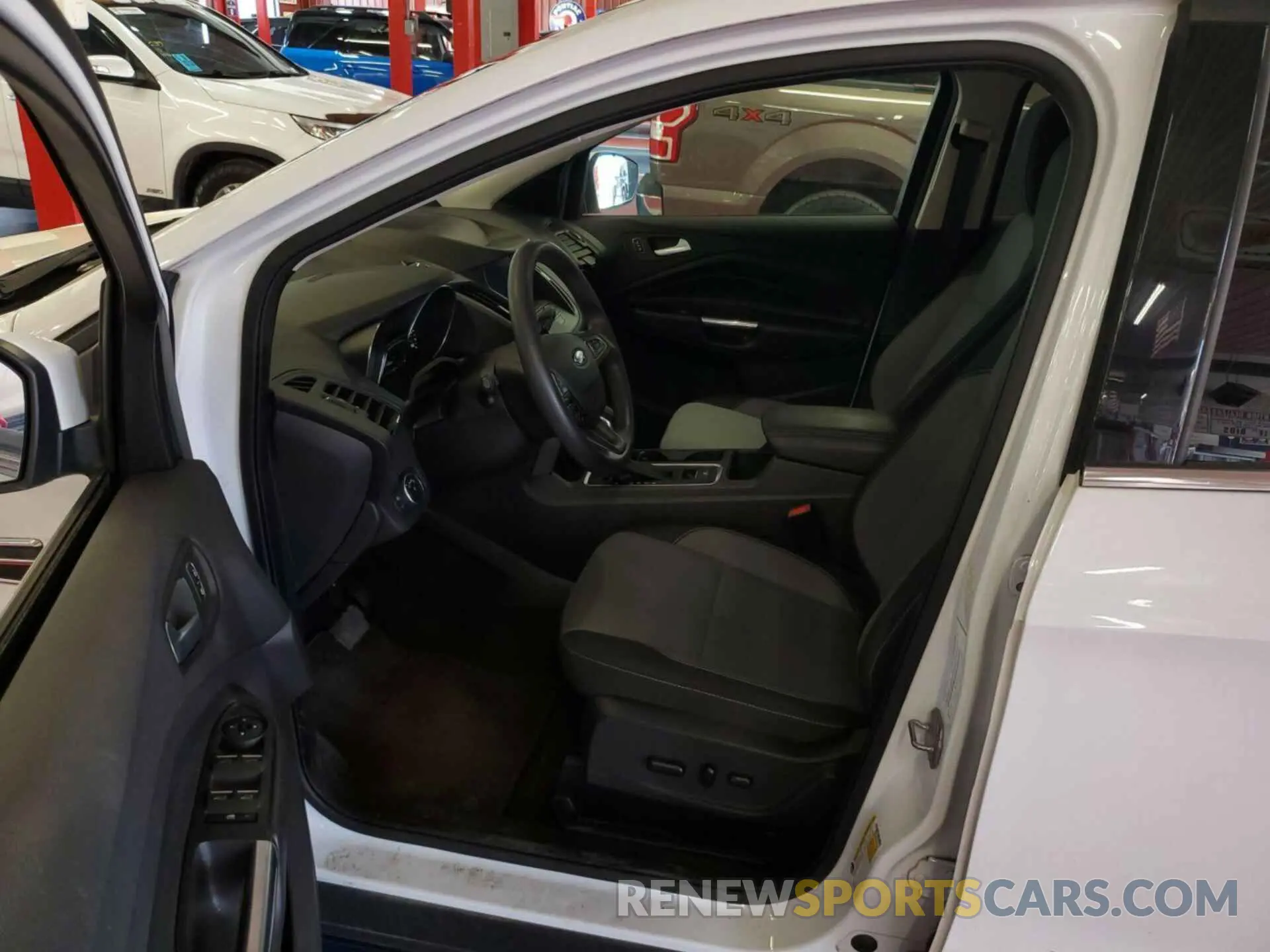 4 Photograph of a damaged car 1FMCU9GD9KUB11829 FORD ESCAPE 2019