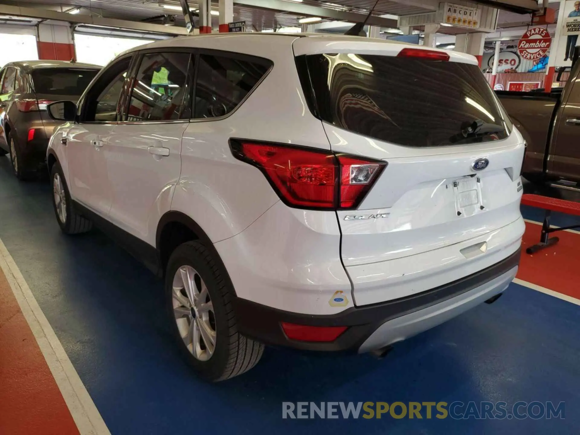 5 Photograph of a damaged car 1FMCU9GD9KUB11829 FORD ESCAPE 2019
