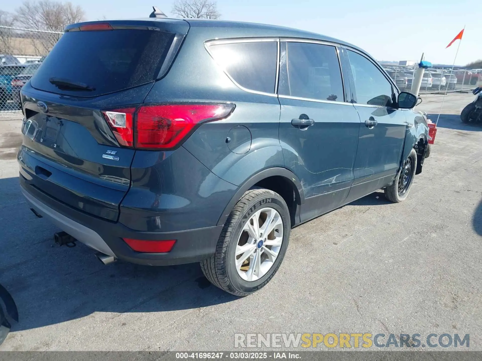 4 Photograph of a damaged car 1FMCU9GD9KUB14228 FORD ESCAPE 2019