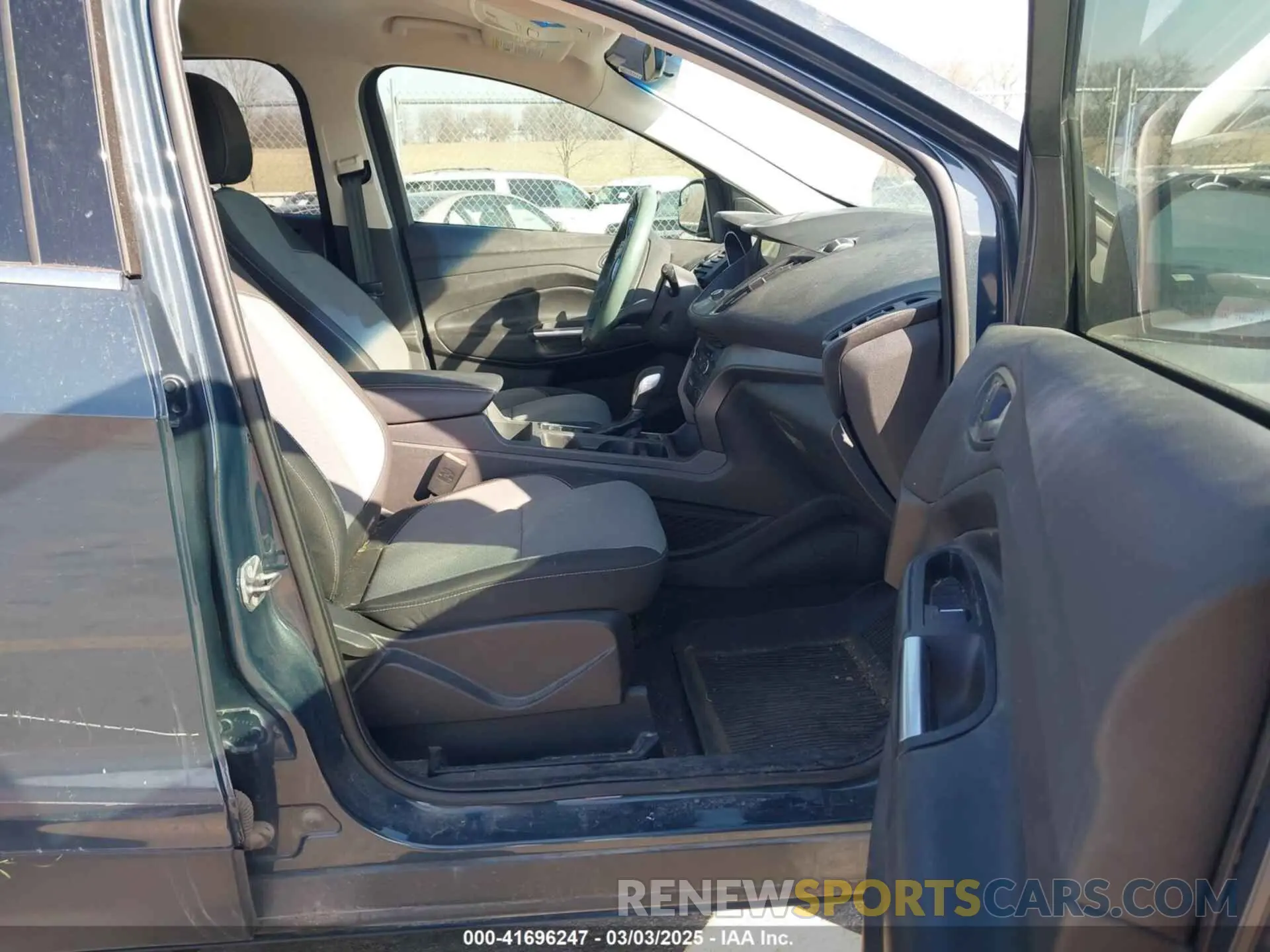 5 Photograph of a damaged car 1FMCU9GD9KUB14228 FORD ESCAPE 2019