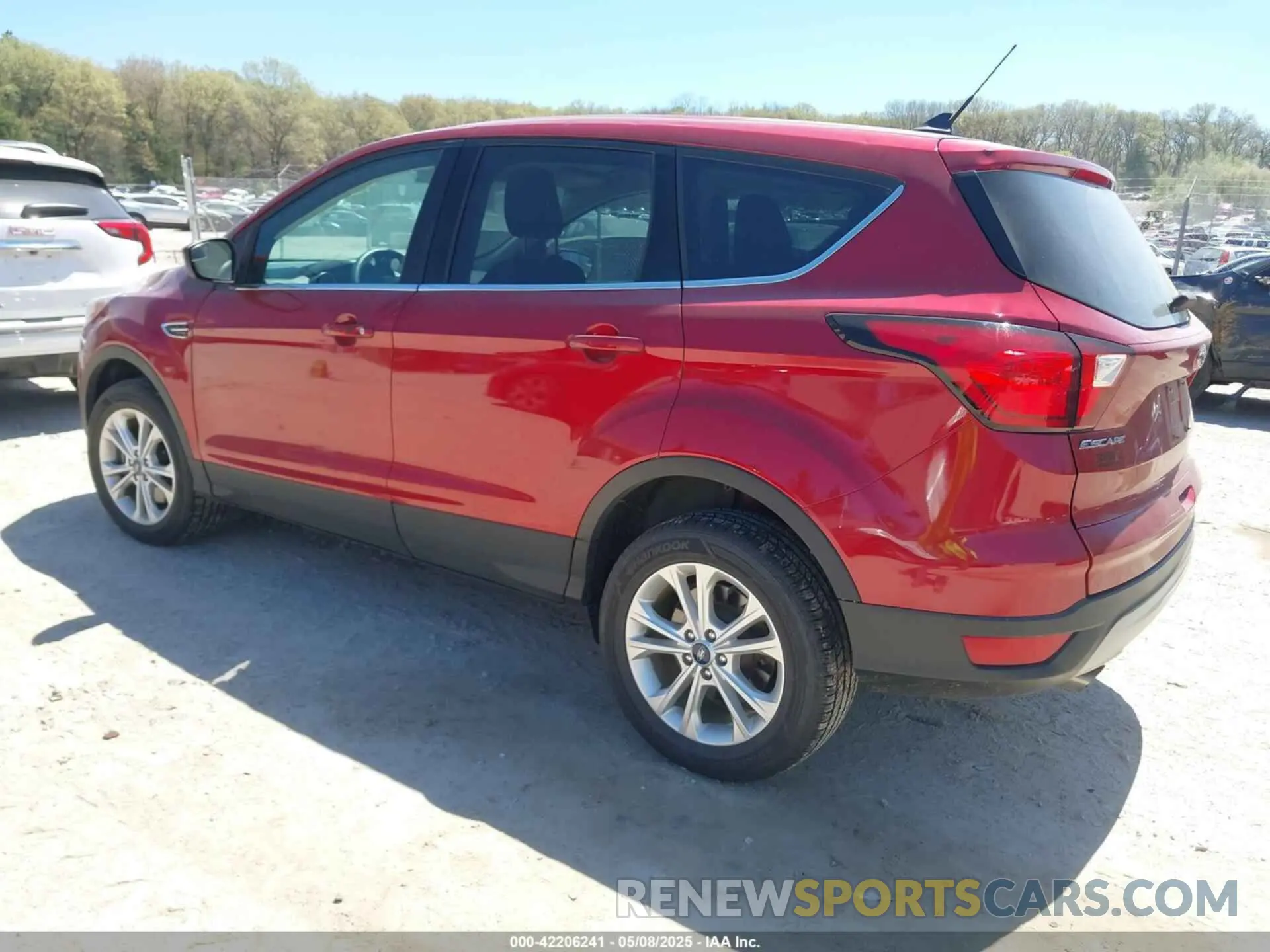 3 Photograph of a damaged car 1FMCU9GD9KUB22426 FORD ESCAPE 2019