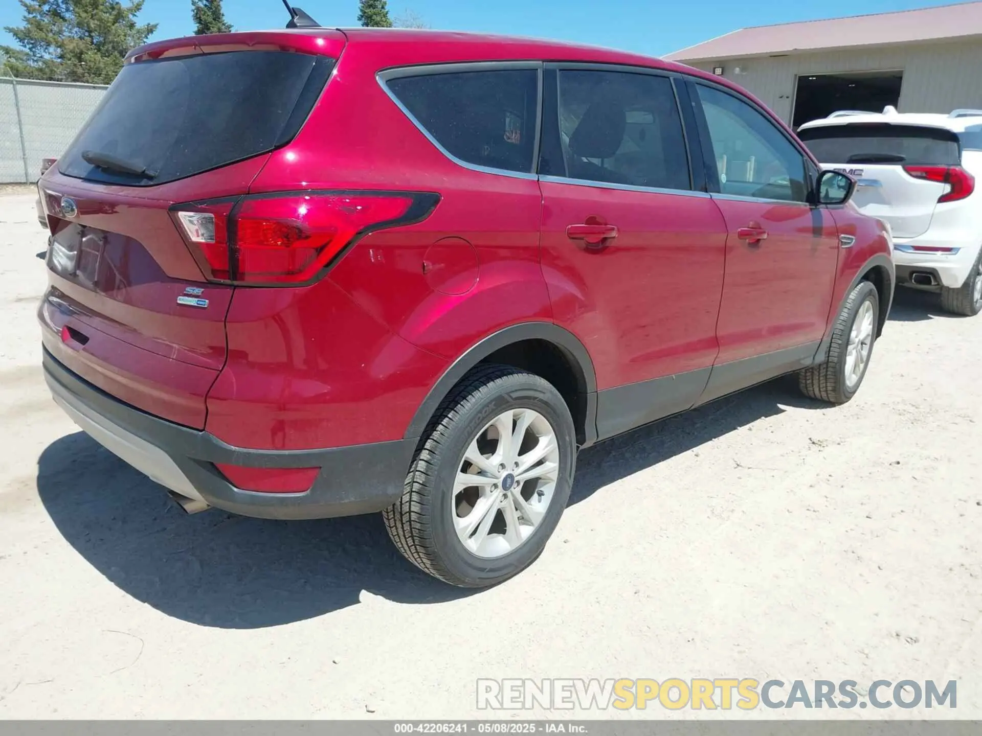 4 Photograph of a damaged car 1FMCU9GD9KUB22426 FORD ESCAPE 2019