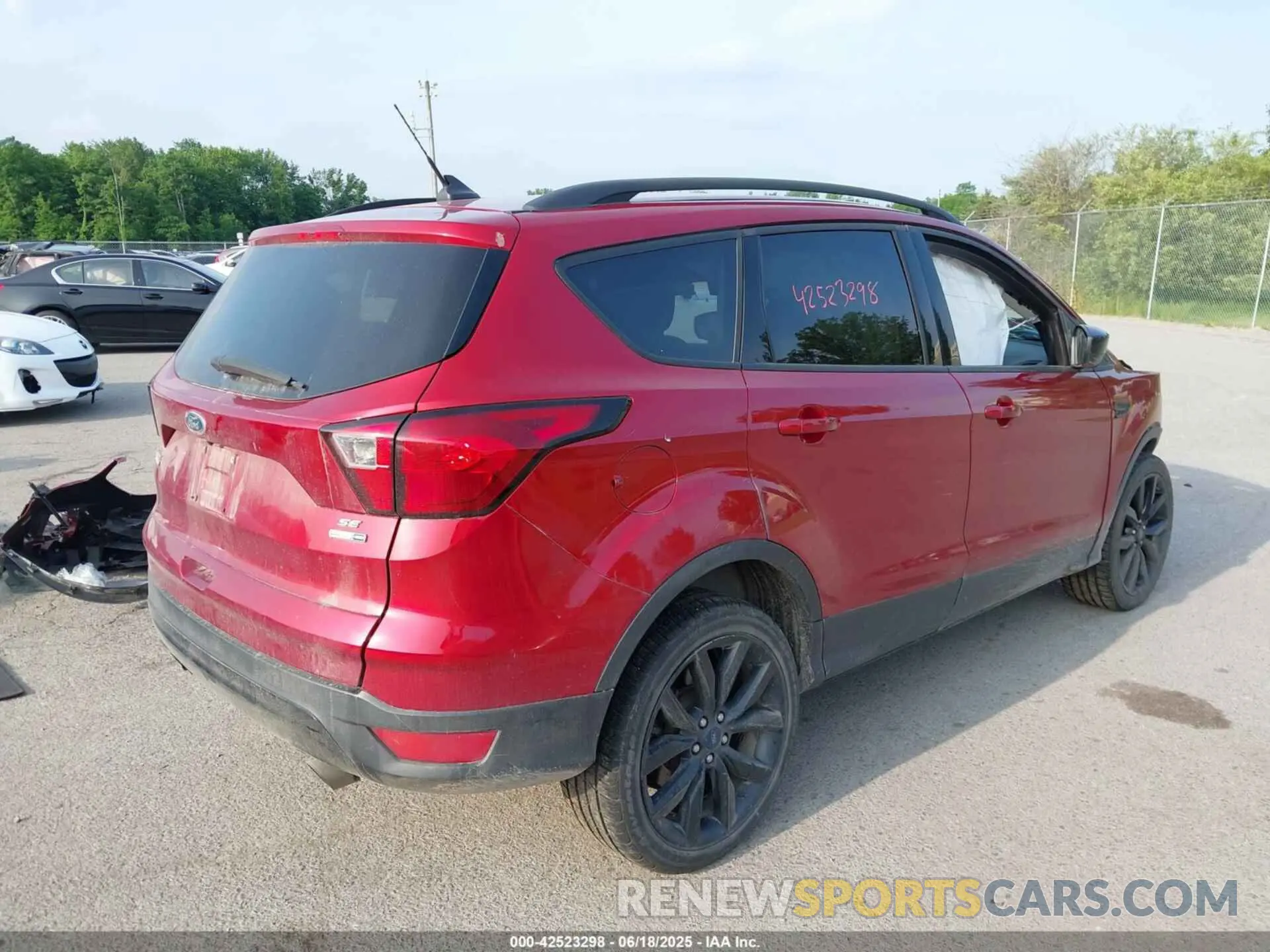4 Photograph of a damaged car 1FMCU9GD9KUC43974 FORD ESCAPE 2019