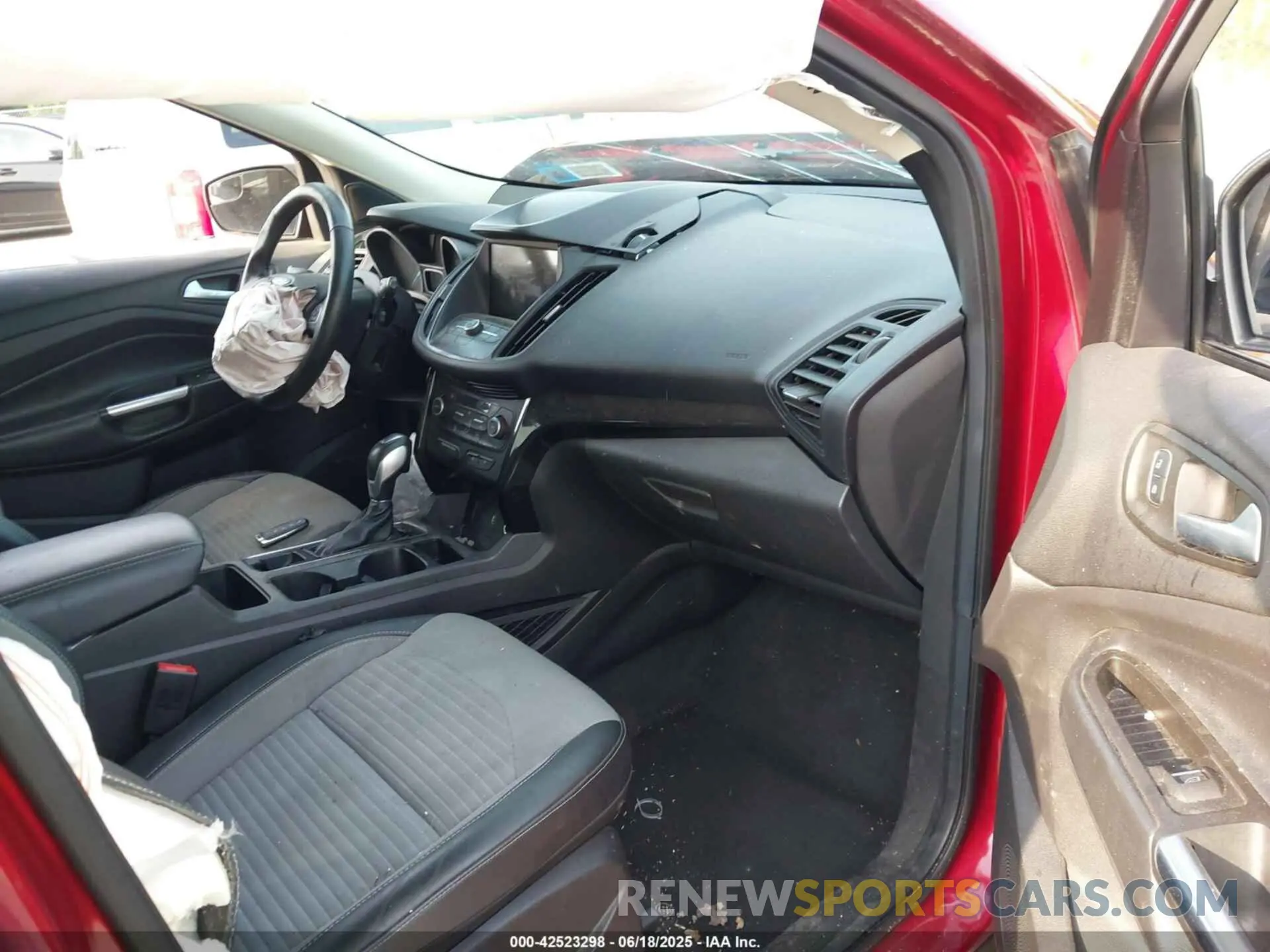 5 Photograph of a damaged car 1FMCU9GD9KUC43974 FORD ESCAPE 2019