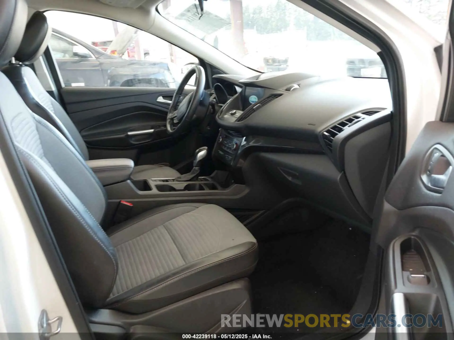 5 Photograph of a damaged car 1FMCU9GDXKUB63437 FORD ESCAPE 2019