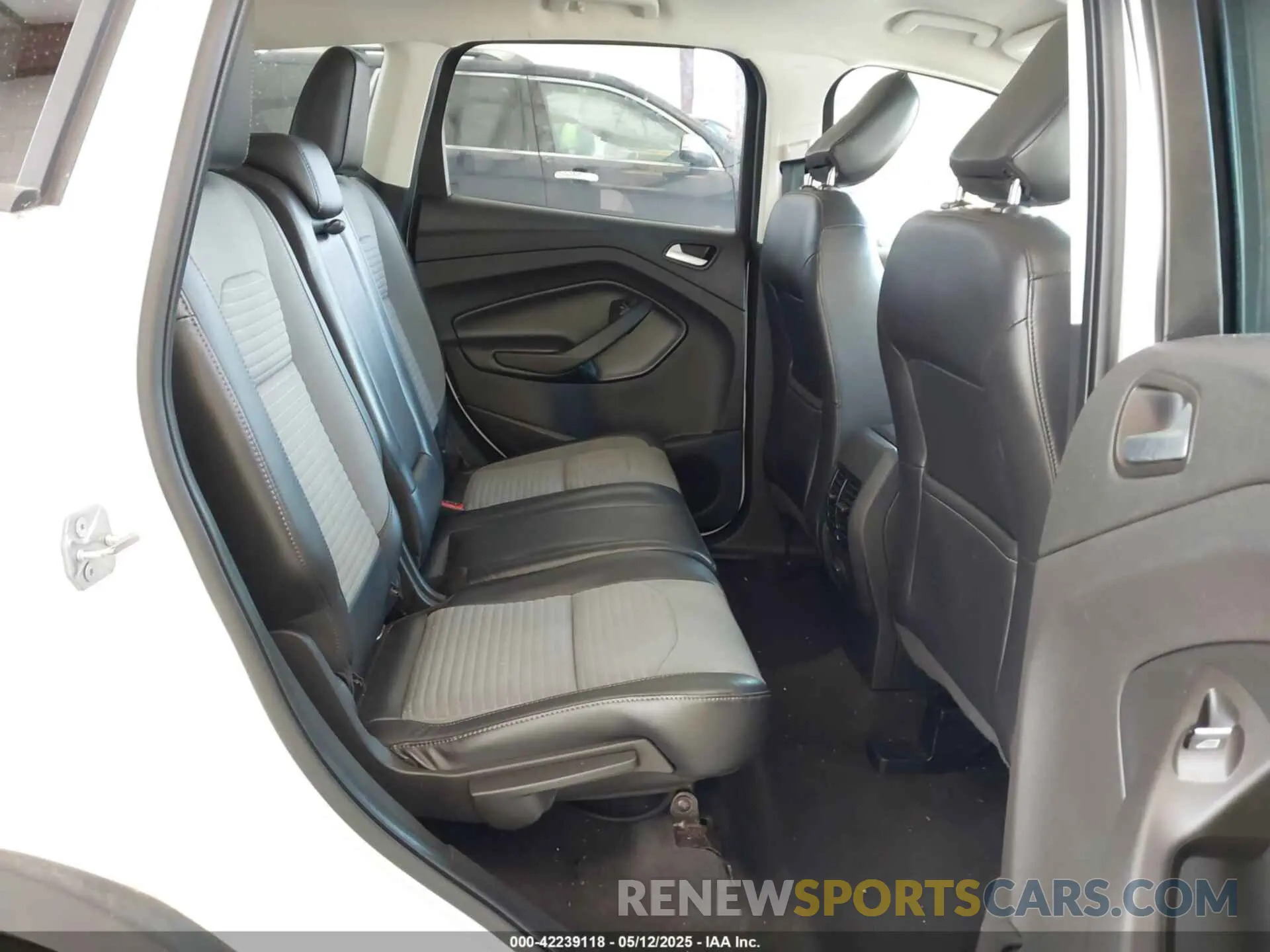 8 Photograph of a damaged car 1FMCU9GDXKUB63437 FORD ESCAPE 2019