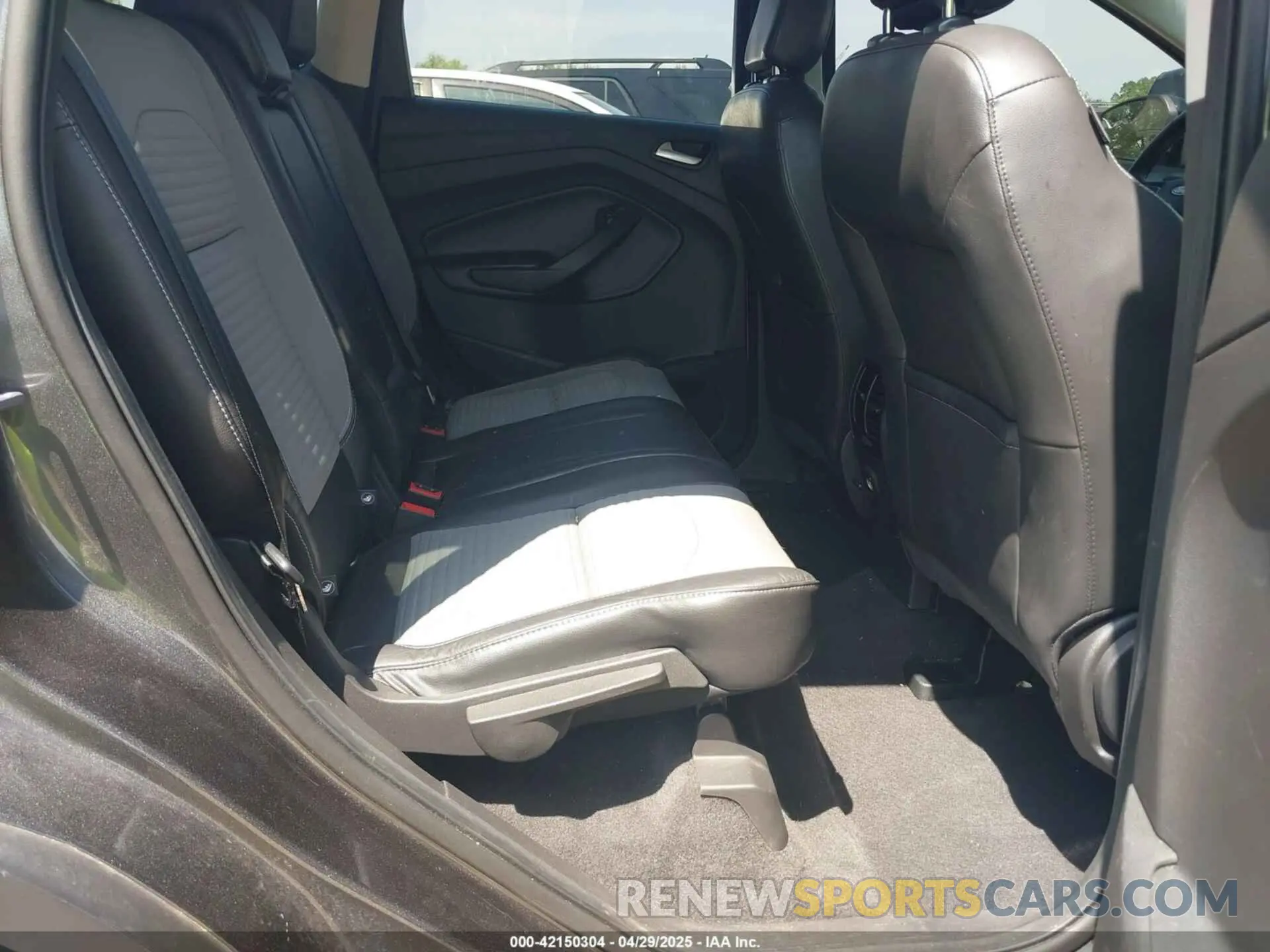 8 Photograph of a damaged car 1FMCU9GDXKUC19327 FORD ESCAPE 2019