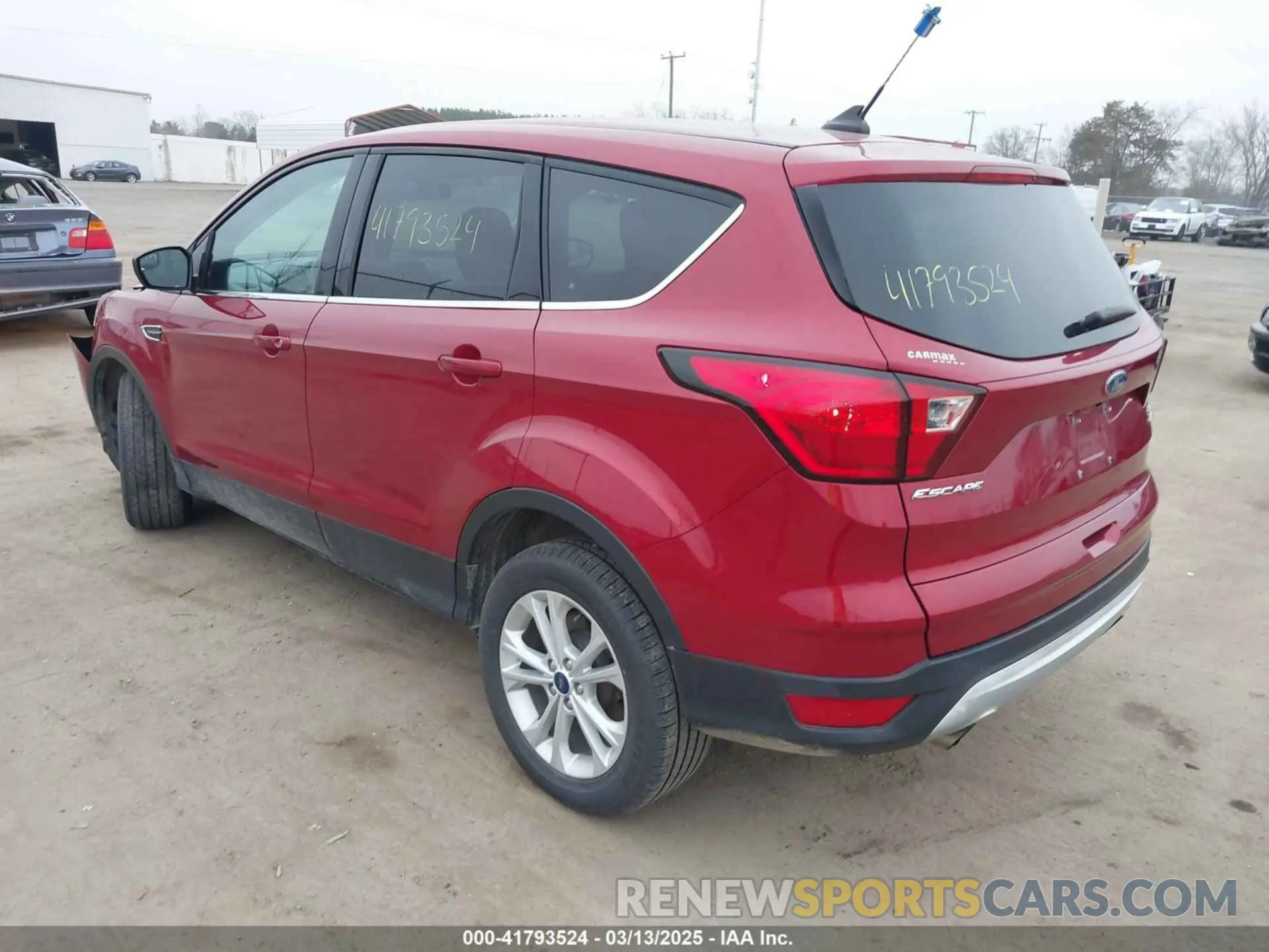 3 Photograph of a damaged car 1FMCU9GDXKUC35625 FORD ESCAPE 2019