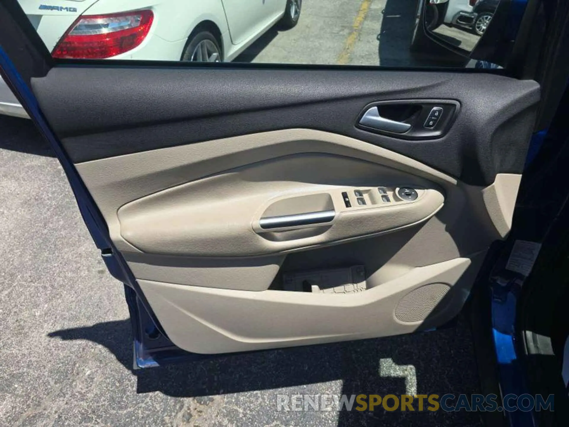 5 Photograph of a damaged car 1FMCU9HD1KUA65573 FORD ESCAPE 2019