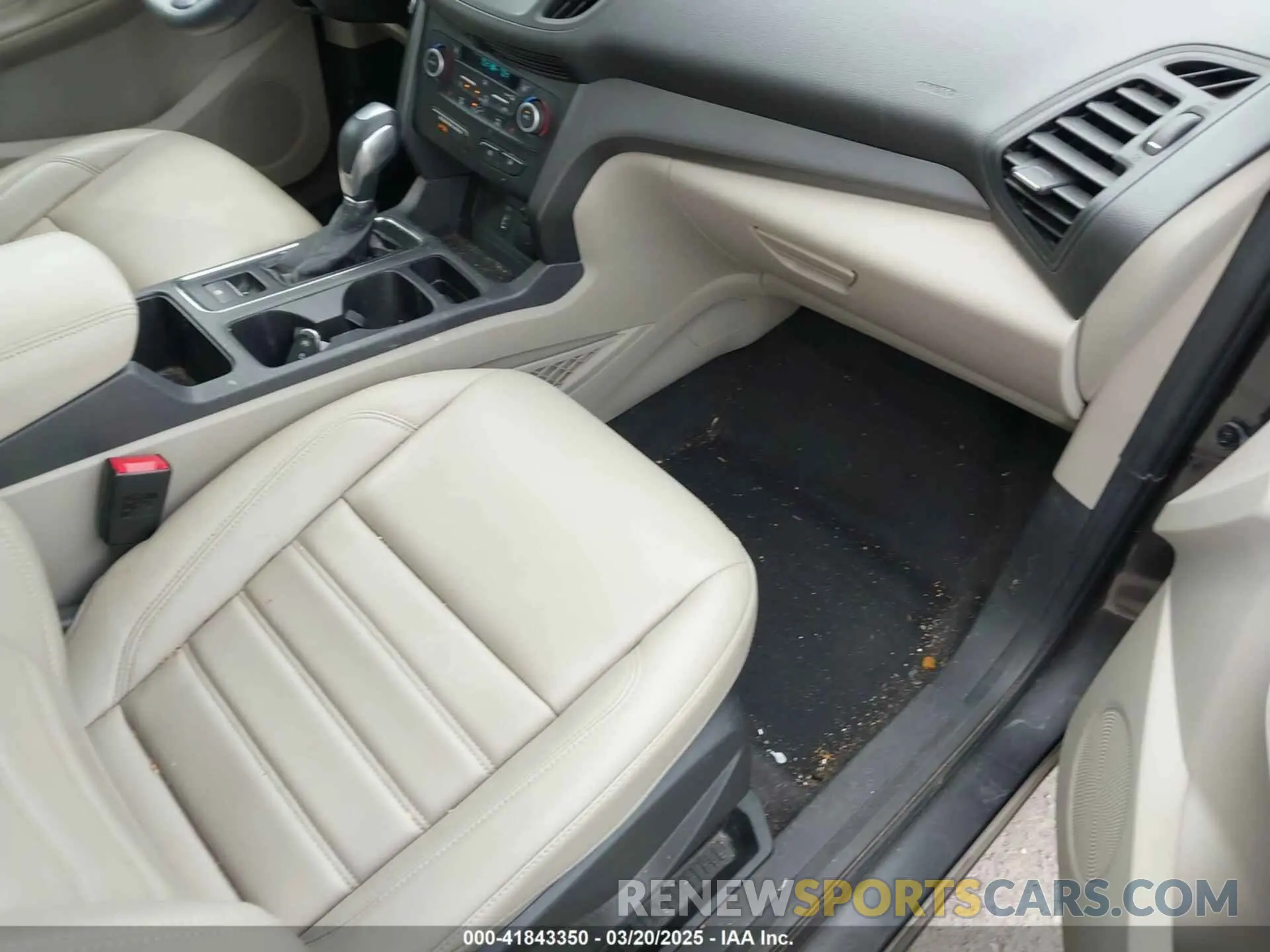 5 Photograph of a damaged car 1FMCU9HD1KUB75409 FORD ESCAPE 2019