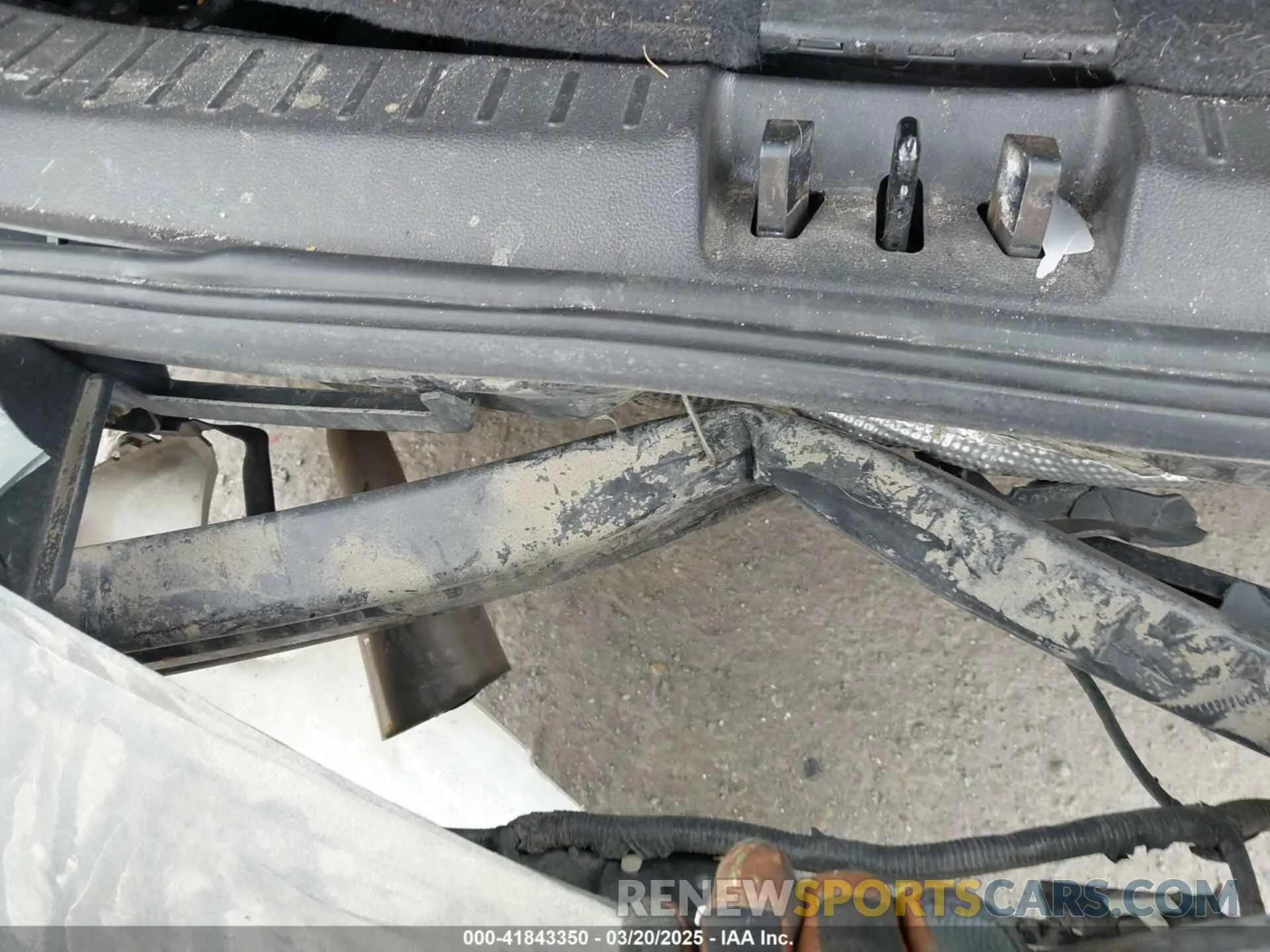 6 Photograph of a damaged car 1FMCU9HD1KUB75409 FORD ESCAPE 2019