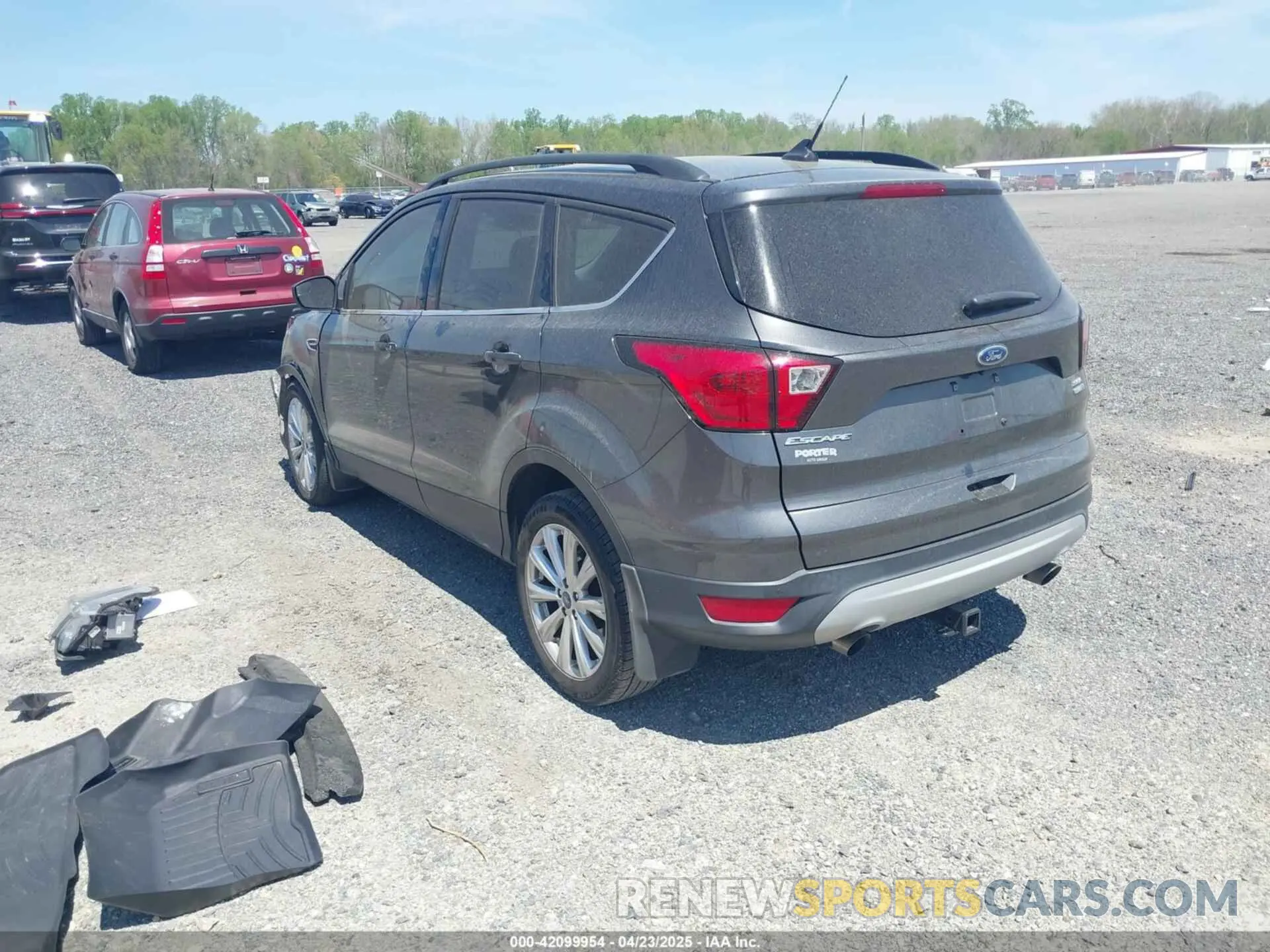 3 Photograph of a damaged car 1FMCU9HD1KUB92811 FORD ESCAPE 2019