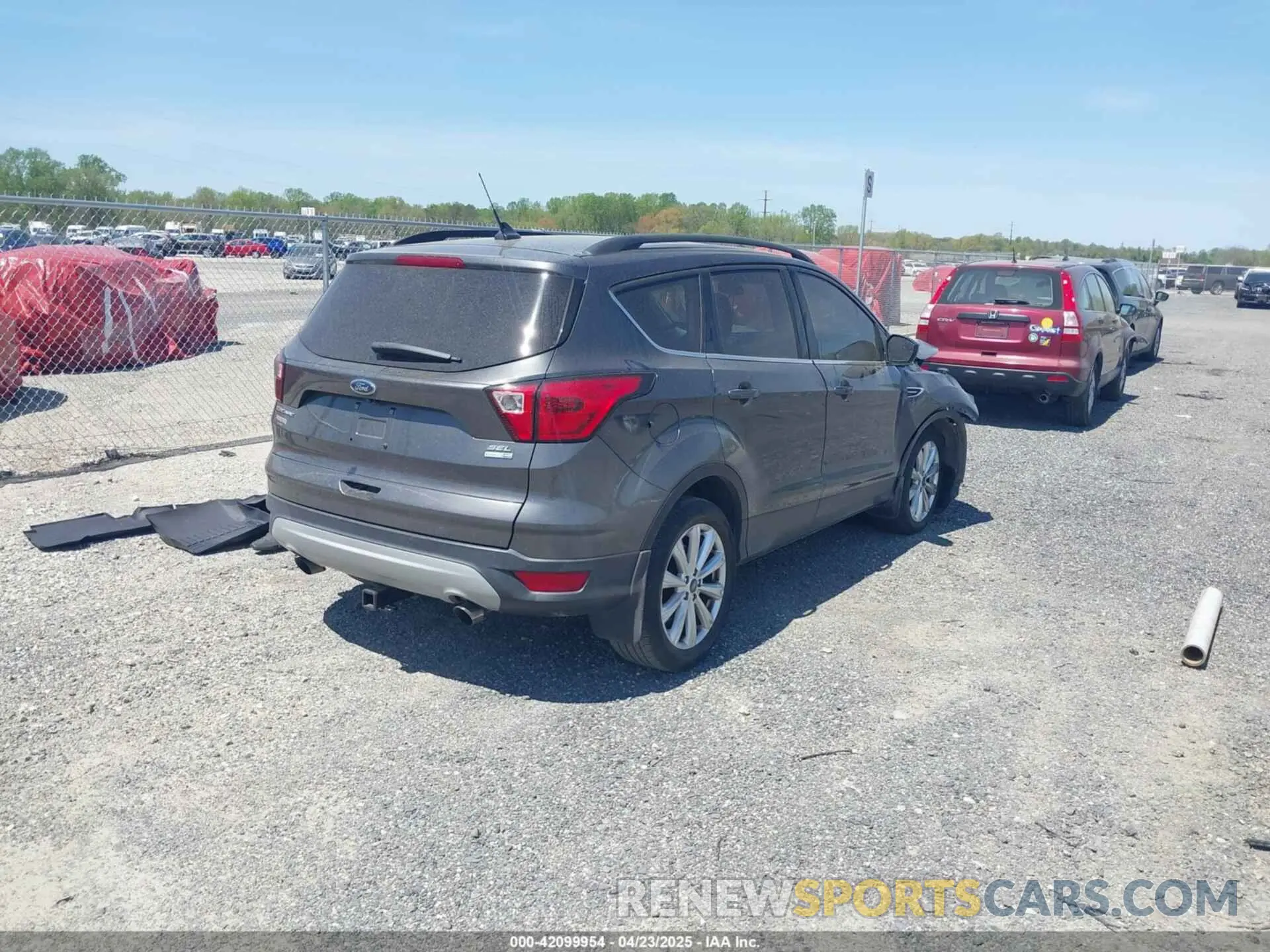 4 Photograph of a damaged car 1FMCU9HD1KUB92811 FORD ESCAPE 2019