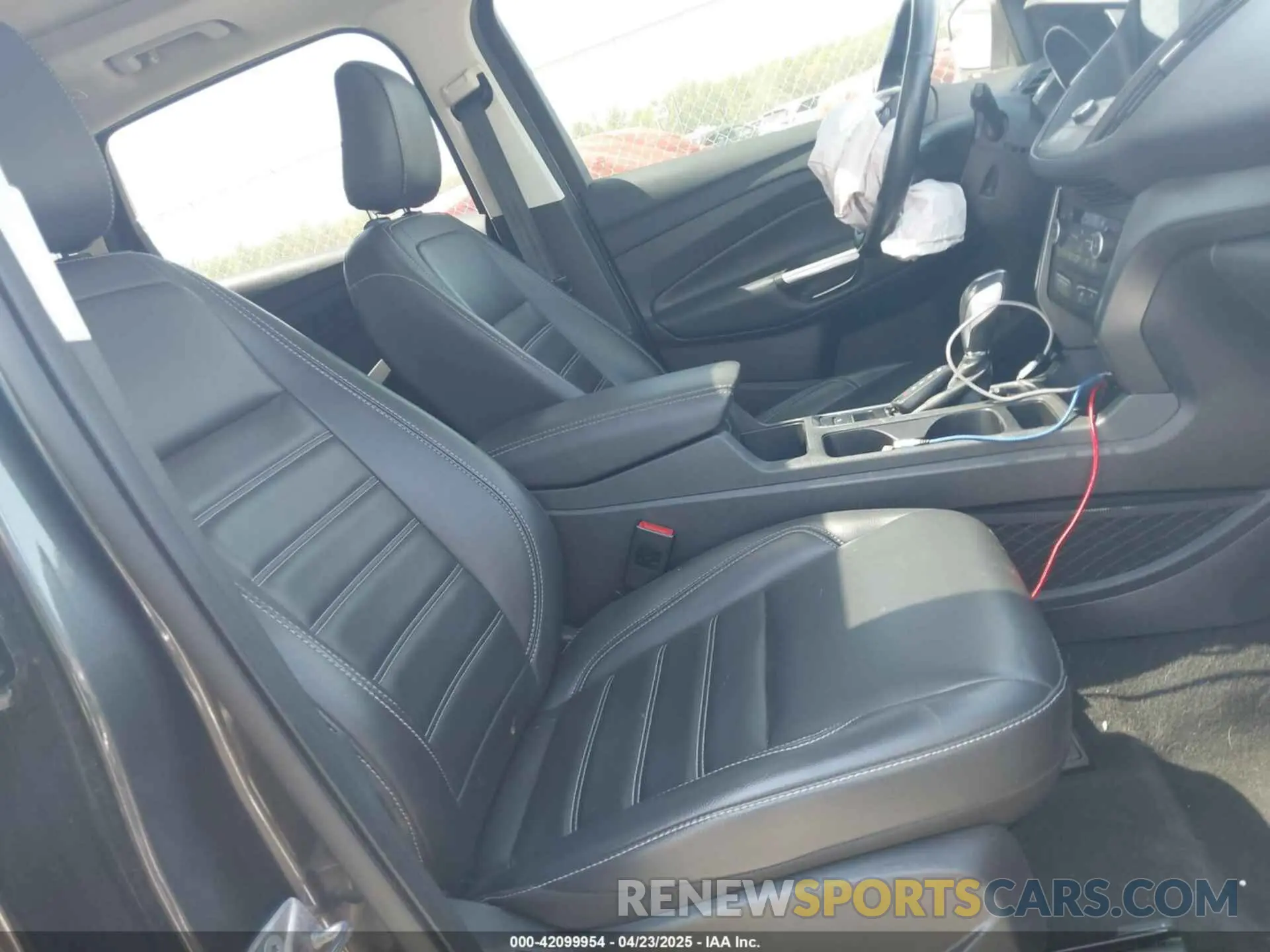 5 Photograph of a damaged car 1FMCU9HD1KUB92811 FORD ESCAPE 2019