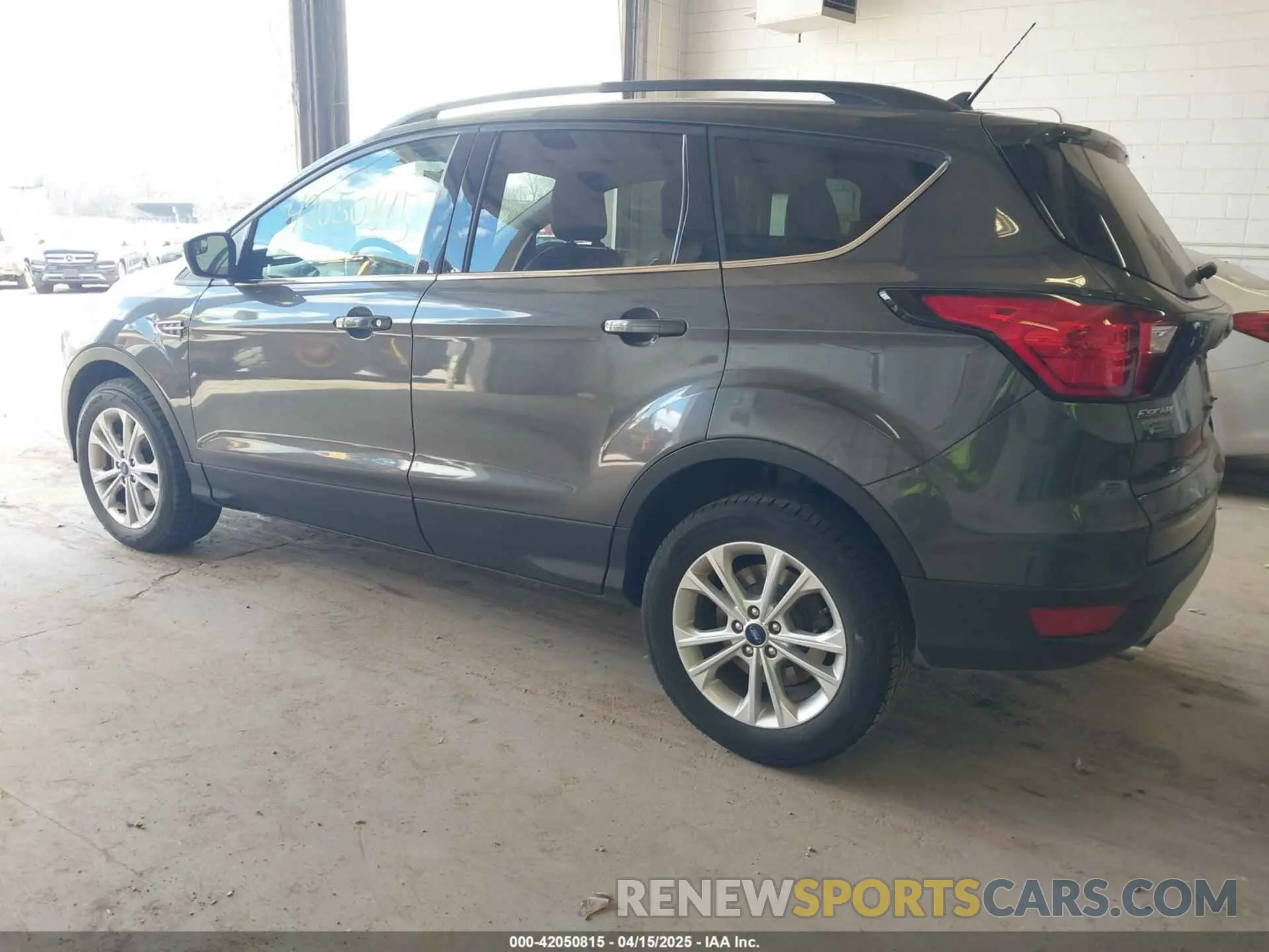 3 Photograph of a damaged car 1FMCU9HD1KUC04360 FORD ESCAPE 2019