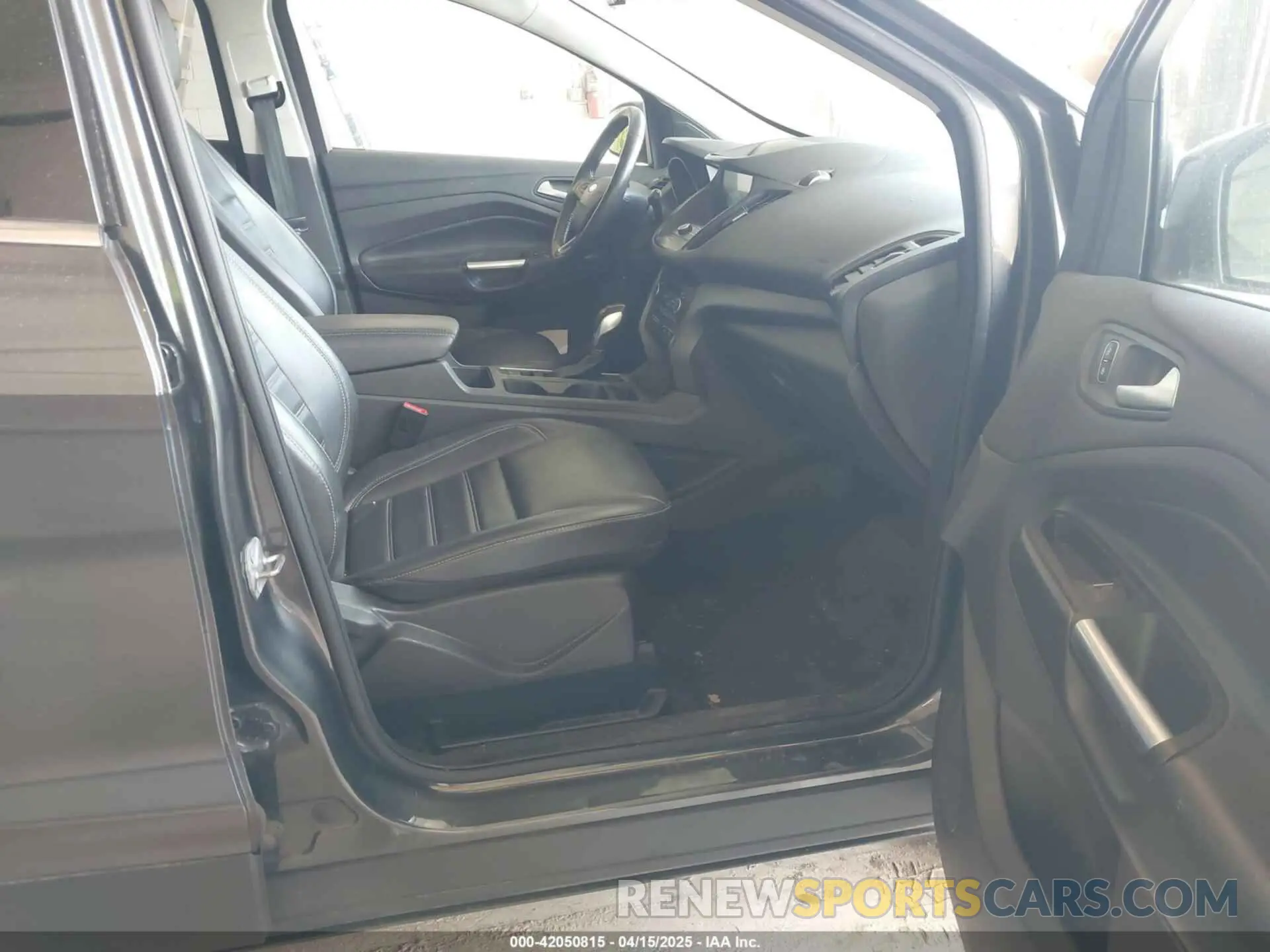 5 Photograph of a damaged car 1FMCU9HD1KUC04360 FORD ESCAPE 2019