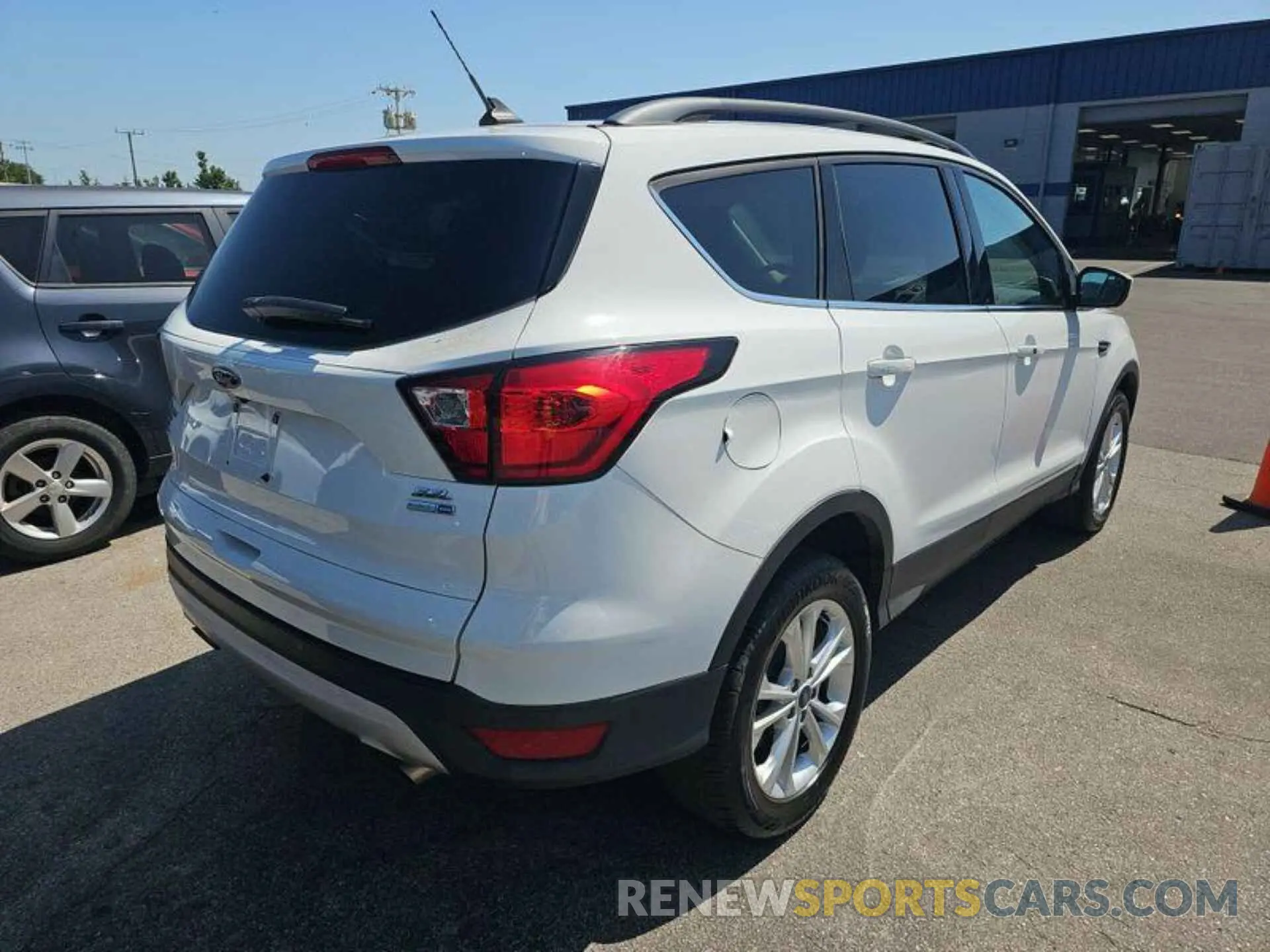 17 Photograph of a damaged car 1FMCU9HD1KUC35933 FORD ESCAPE 2019