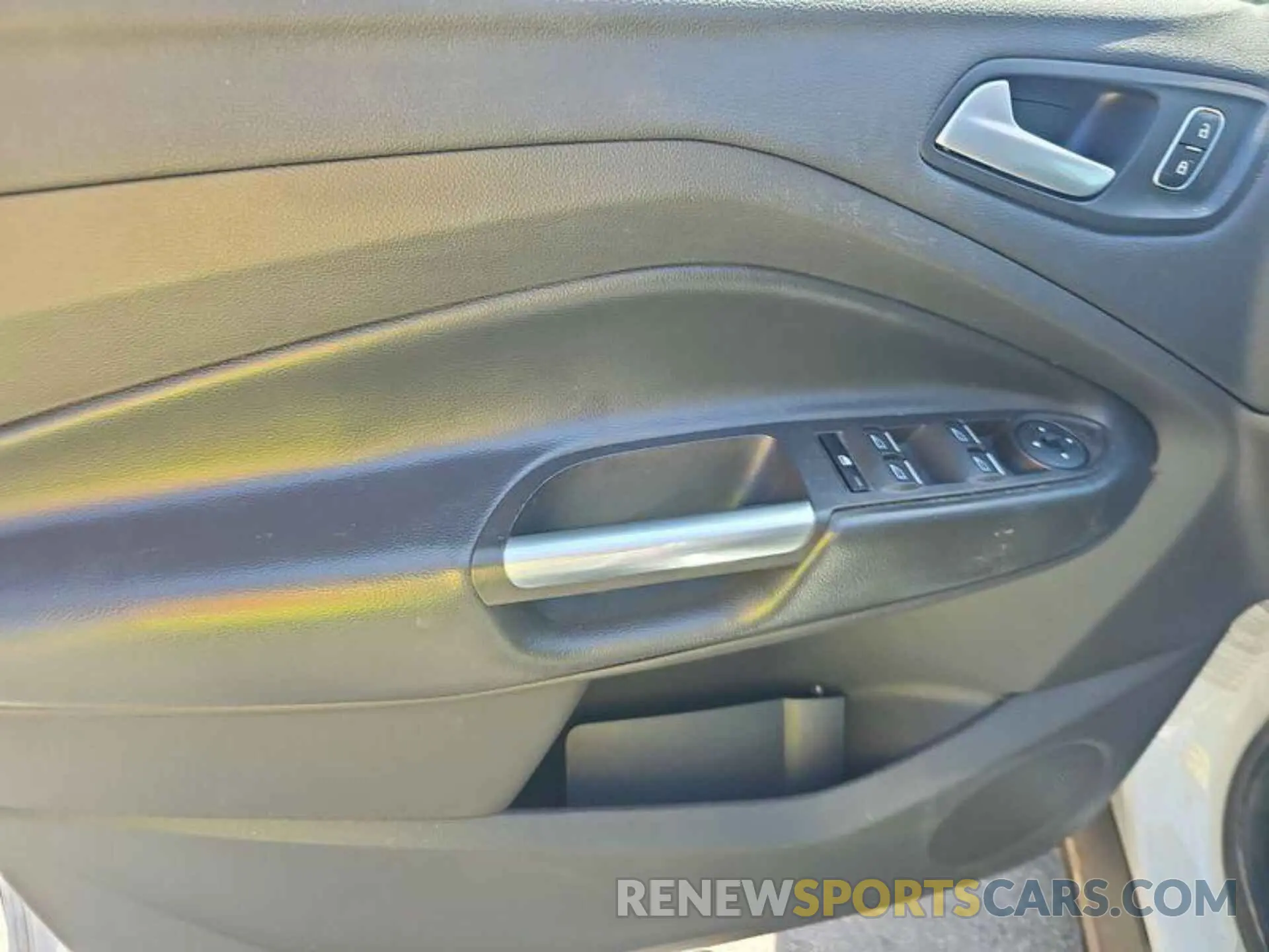 3 Photograph of a damaged car 1FMCU9HD1KUC35933 FORD ESCAPE 2019