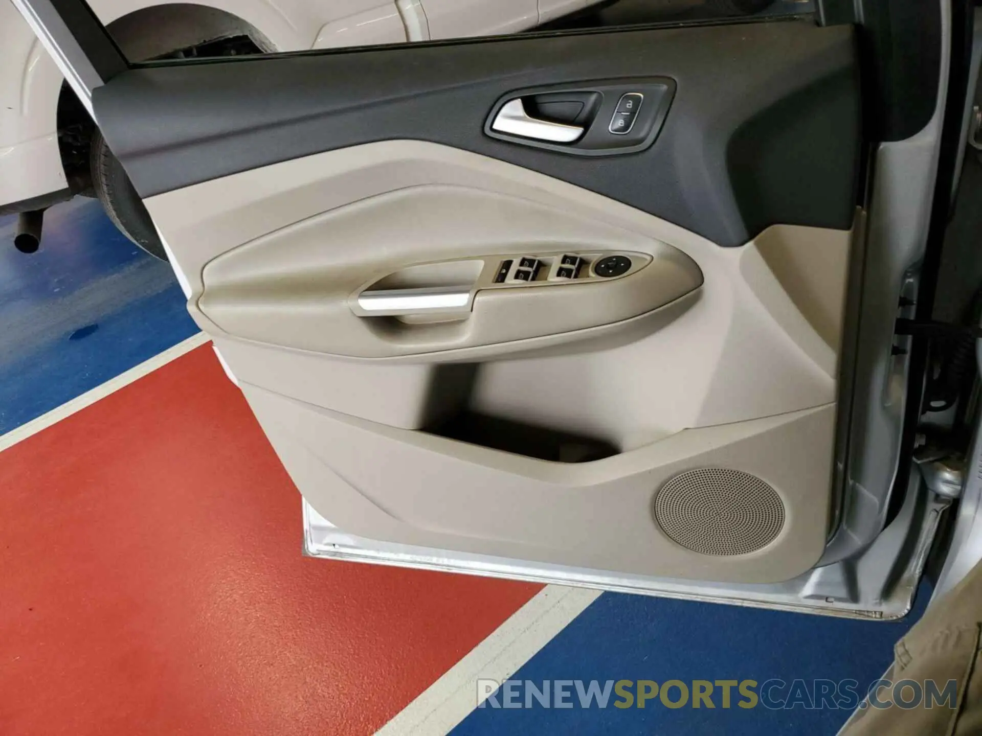 4 Photograph of a damaged car 1FMCU9HD2KUB11752 FORD ESCAPE 2019