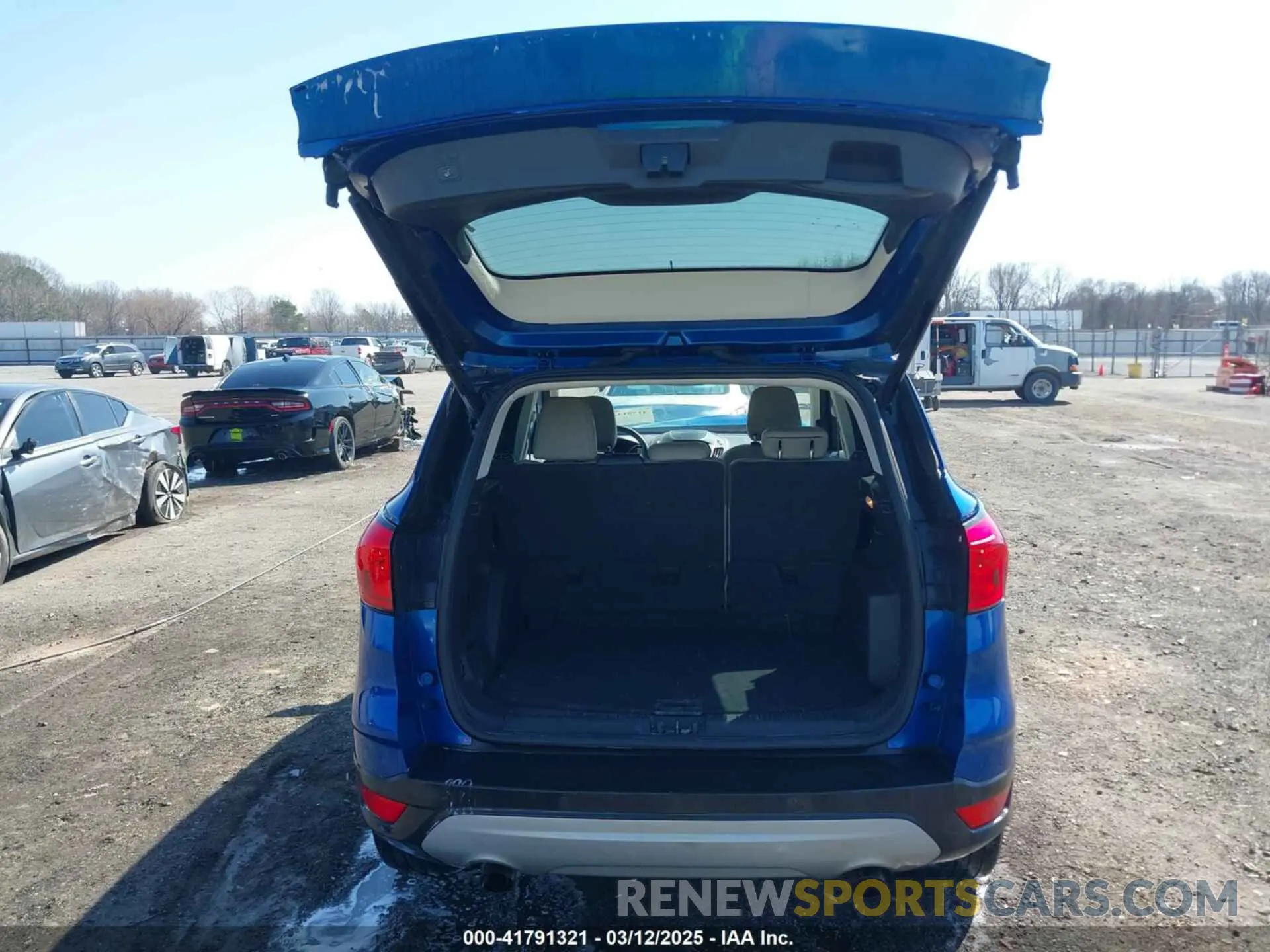 17 Photograph of a damaged car 1FMCU9HD2KUB52835 FORD ESCAPE 2019