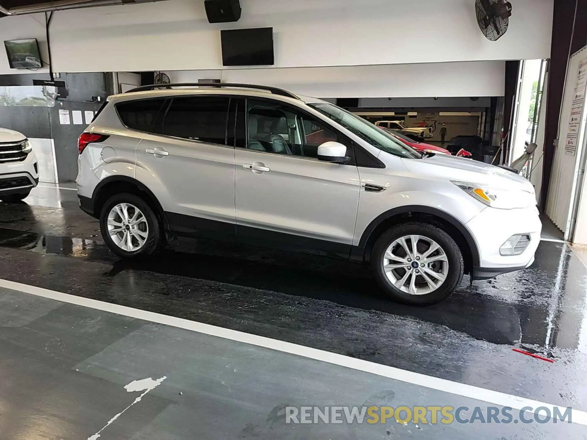 18 Photograph of a damaged car 1FMCU9HD3KUA71343 FORD ESCAPE 2019