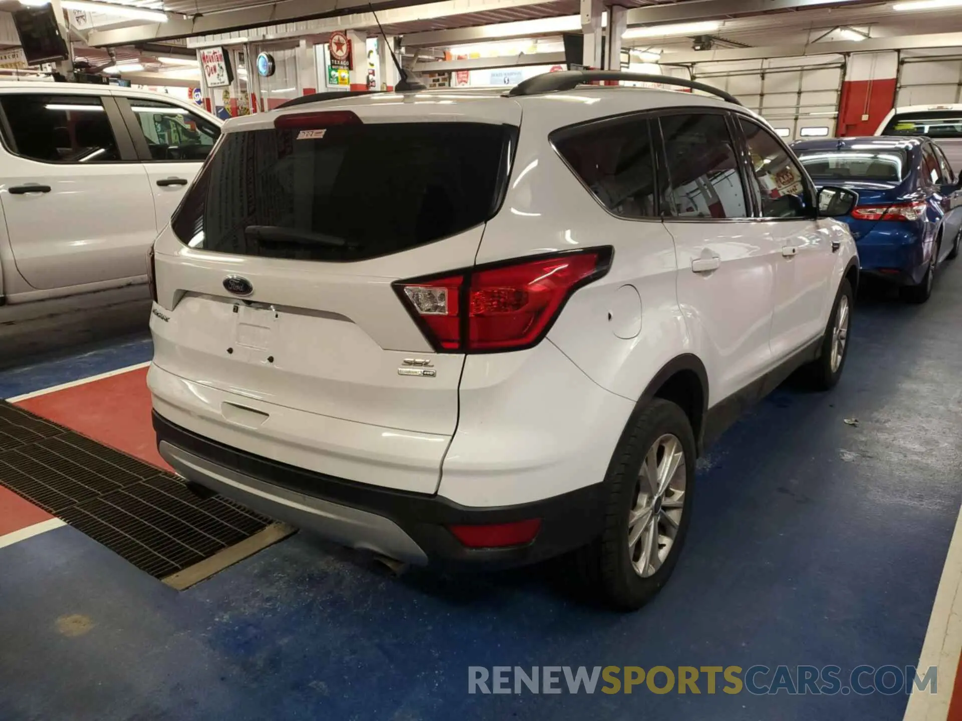 4 Photograph of a damaged car 1FMCU9HD3KUB33114 FORD ESCAPE 2019