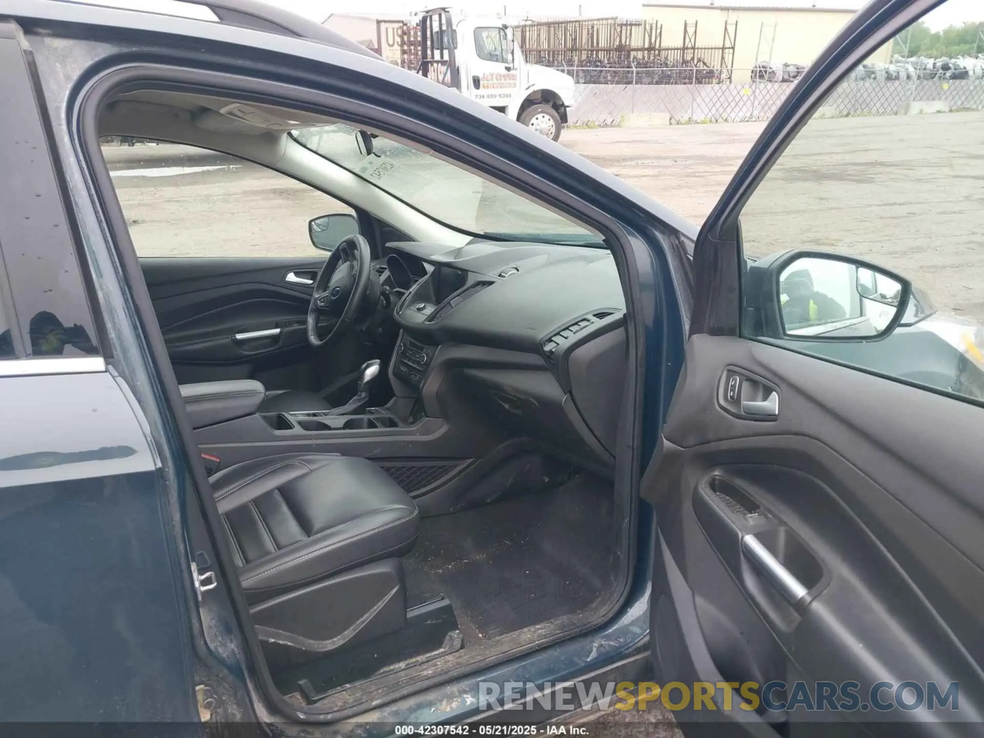 5 Photograph of a damaged car 1FMCU9HD4KUC01419 FORD ESCAPE 2019