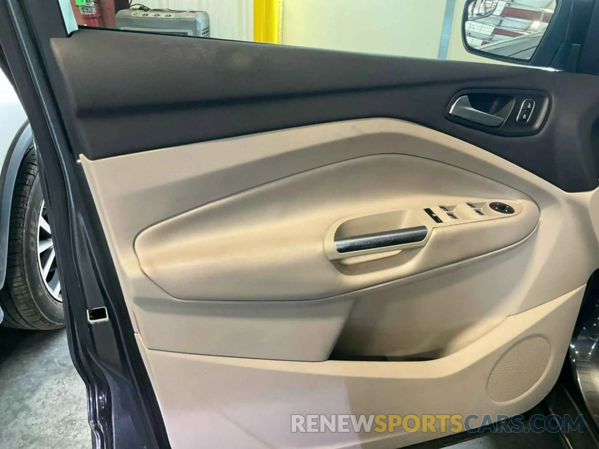6 Photograph of a damaged car 1FMCU9HD4KUC35926 FORD ESCAPE 2019