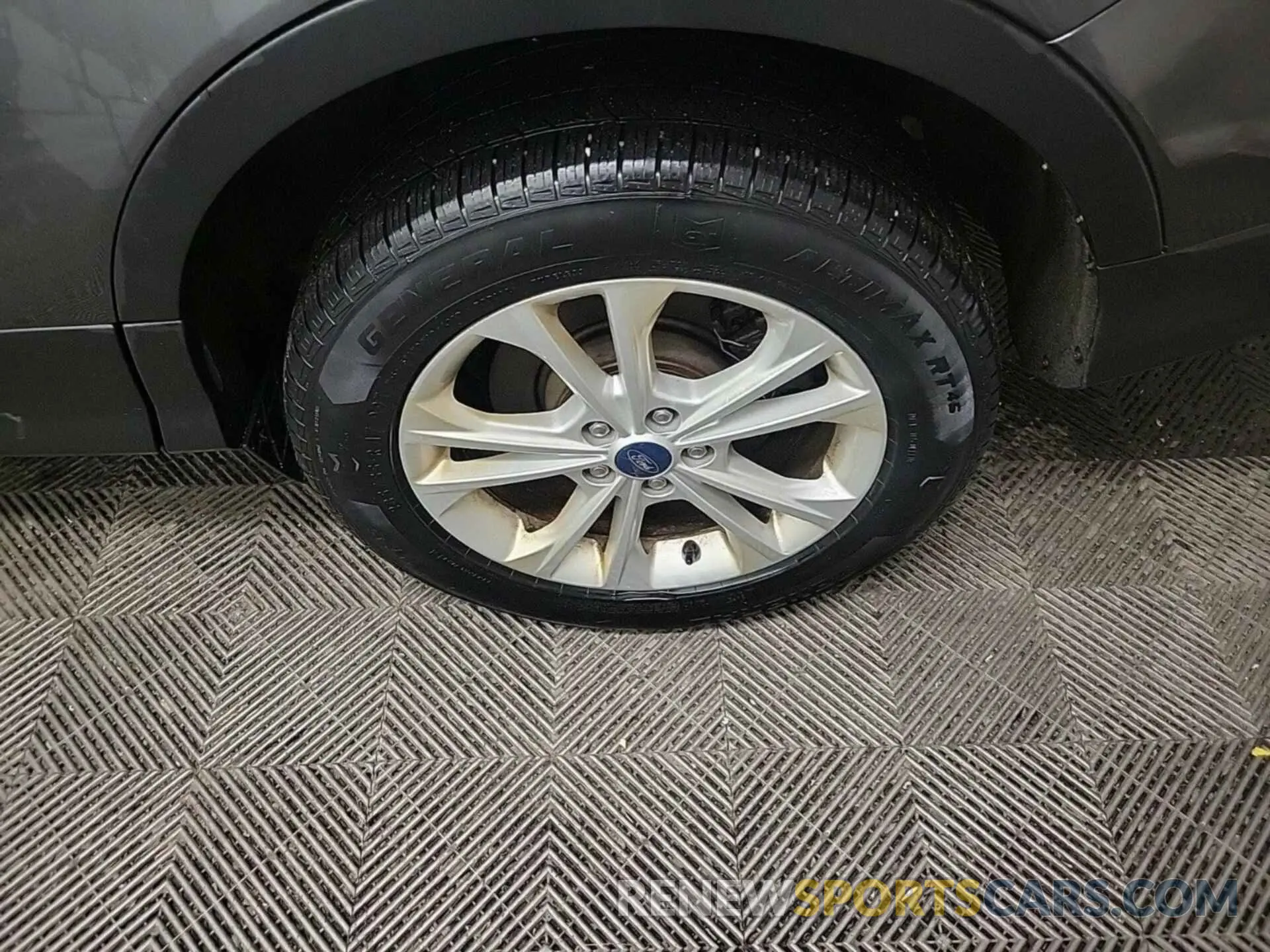 32 Photograph of a damaged car 1FMCU9HD5KUA48176 FORD ESCAPE 2019