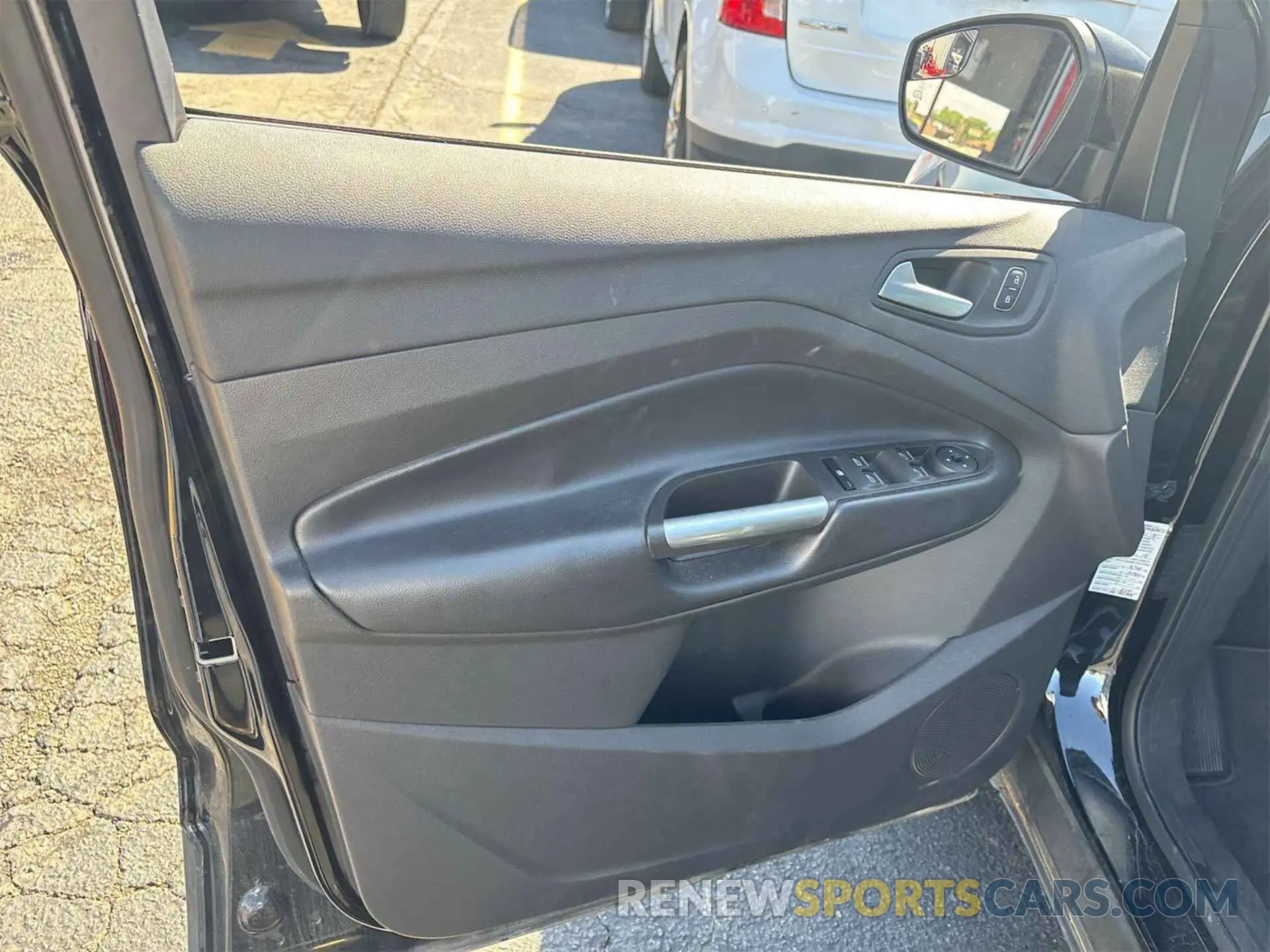 17 Photograph of a damaged car 1FMCU9HD6KUA65634 FORD ESCAPE 2019