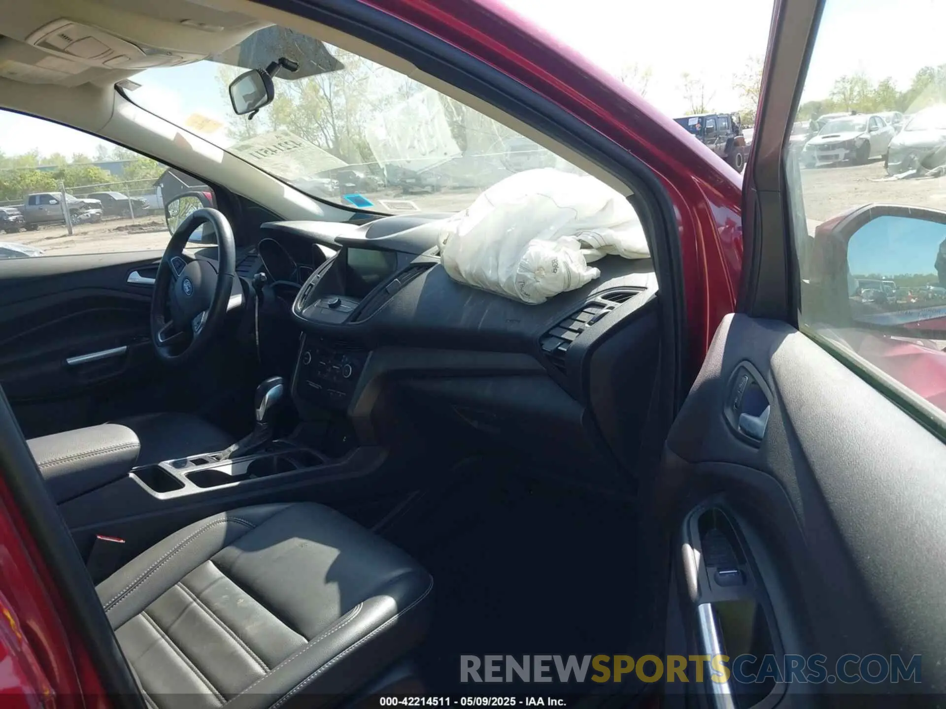 5 Photograph of a damaged car 1FMCU9HD6KUA93515 FORD ESCAPE 2019
