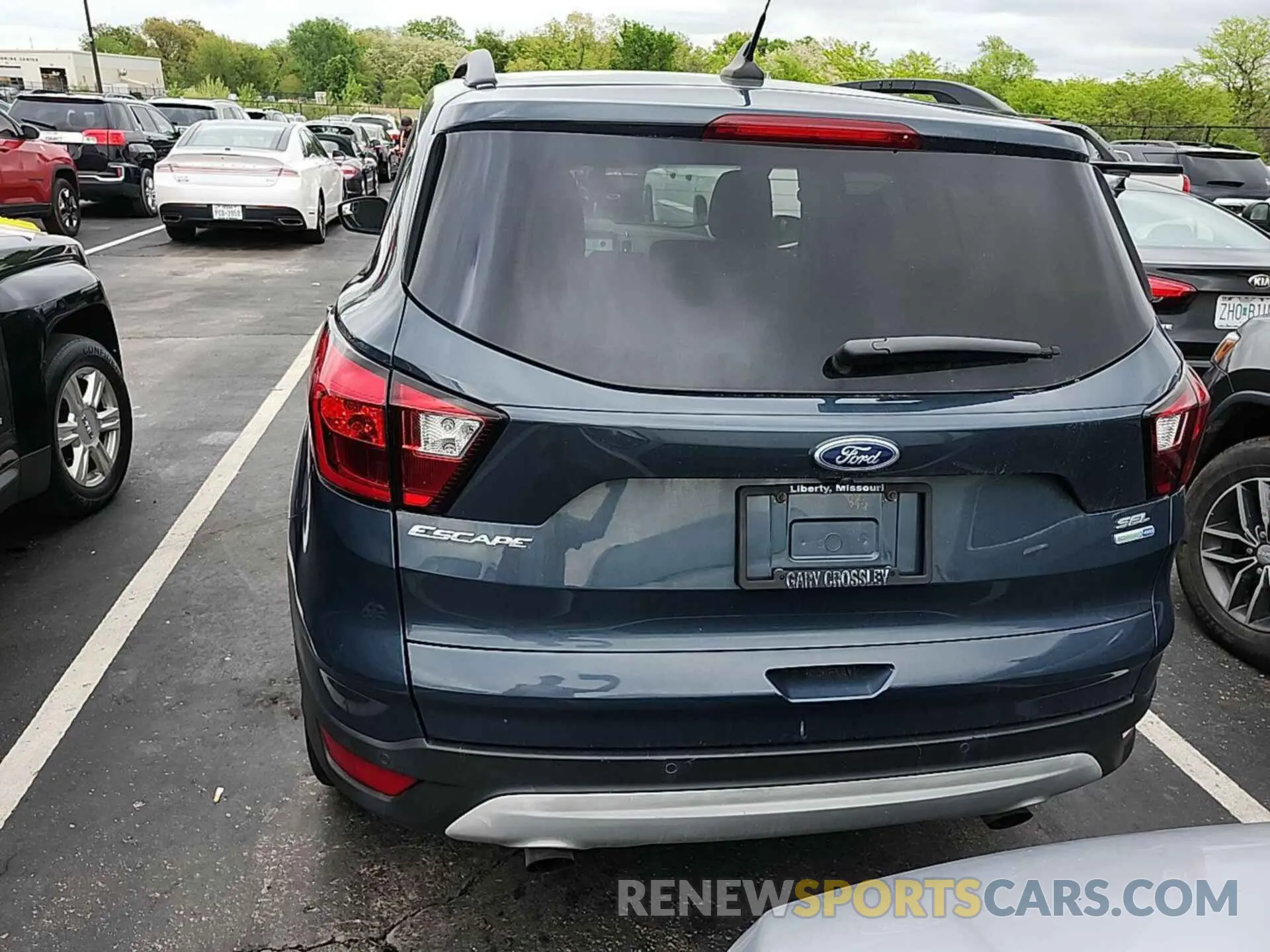 18 Photograph of a damaged car 1FMCU9HD6KUB82470 FORD ESCAPE 2019