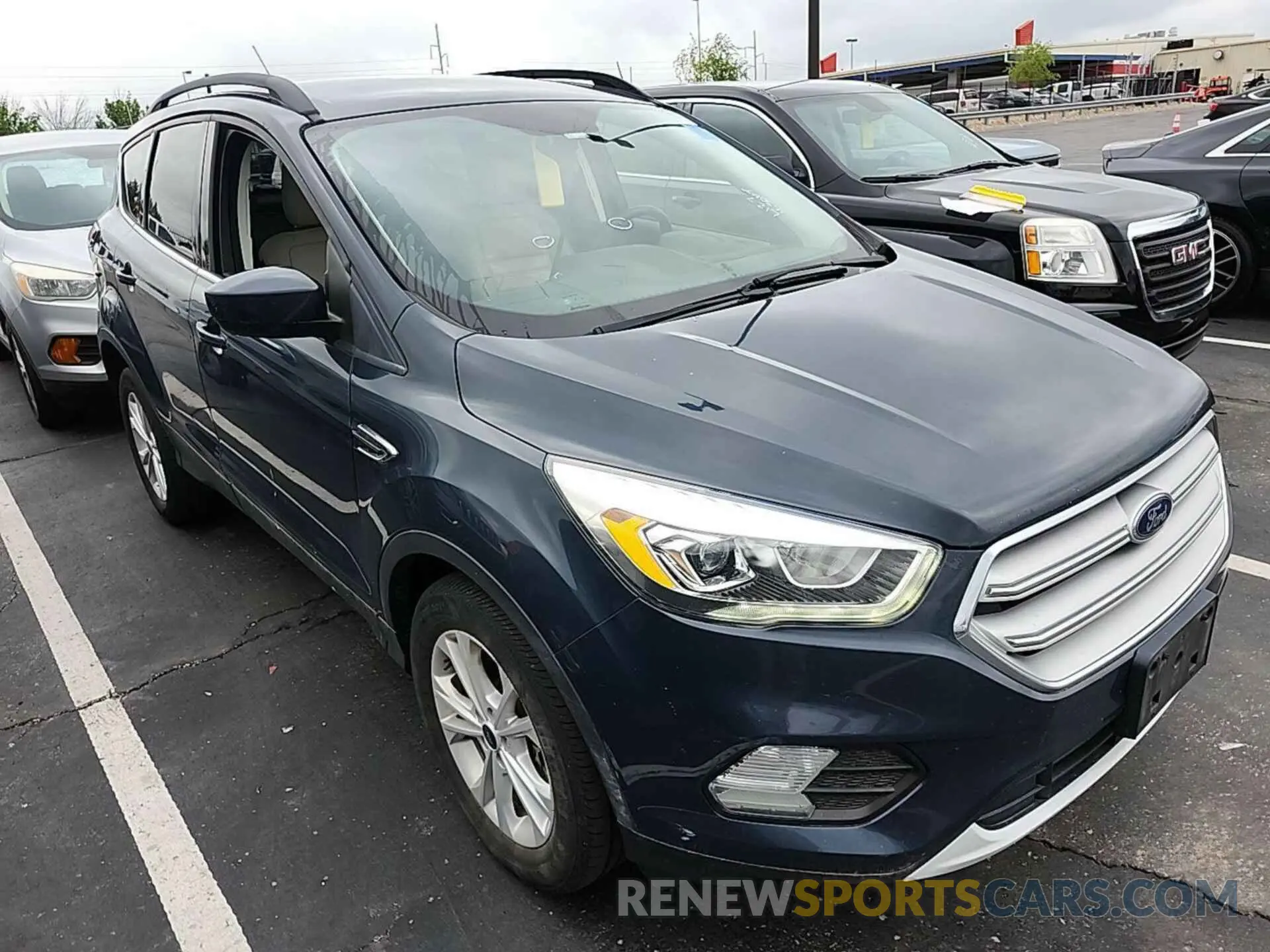 33 Photograph of a damaged car 1FMCU9HD6KUB82470 FORD ESCAPE 2019