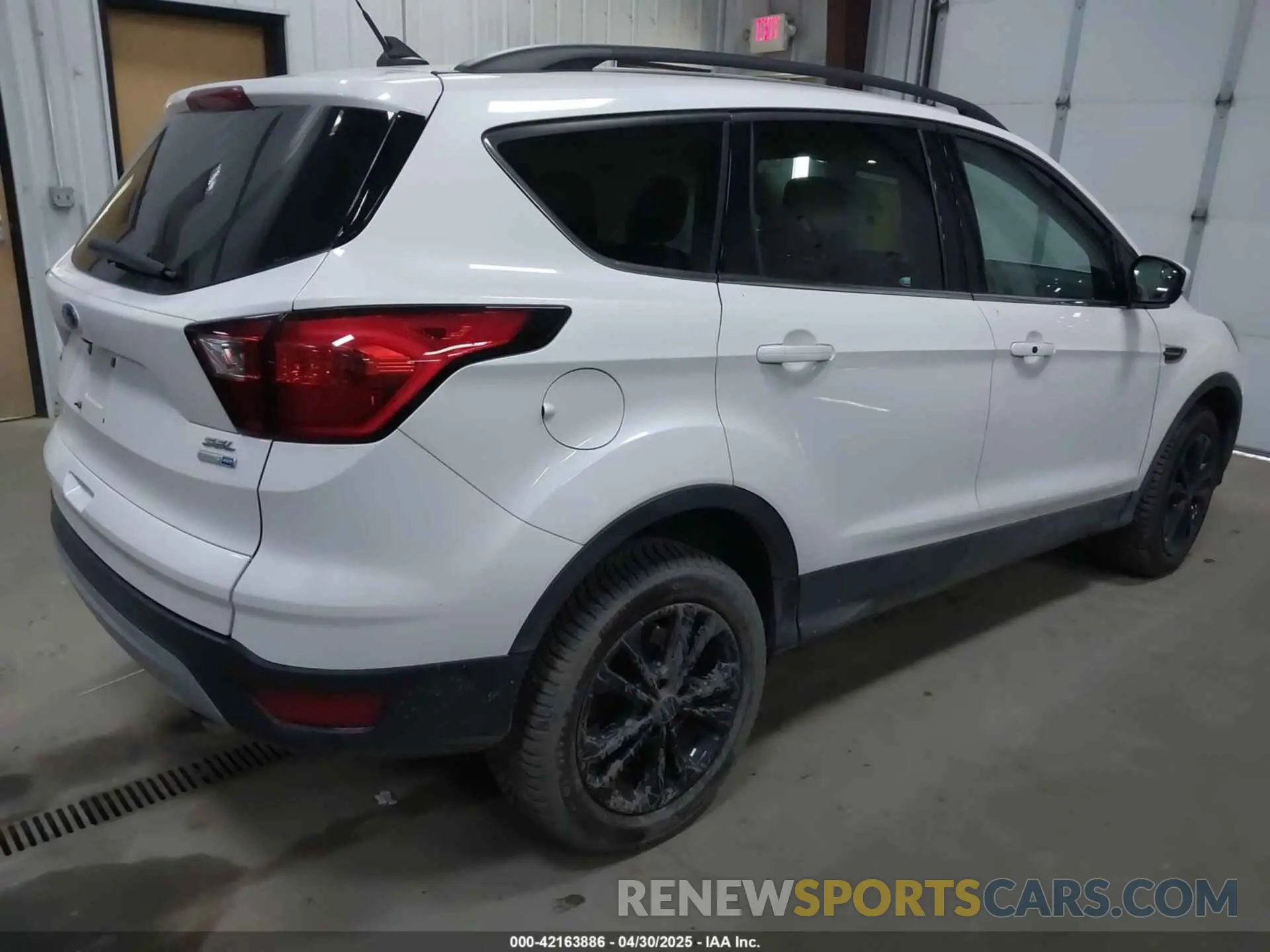 4 Photograph of a damaged car 1FMCU9HD6KUC31120 FORD ESCAPE 2019