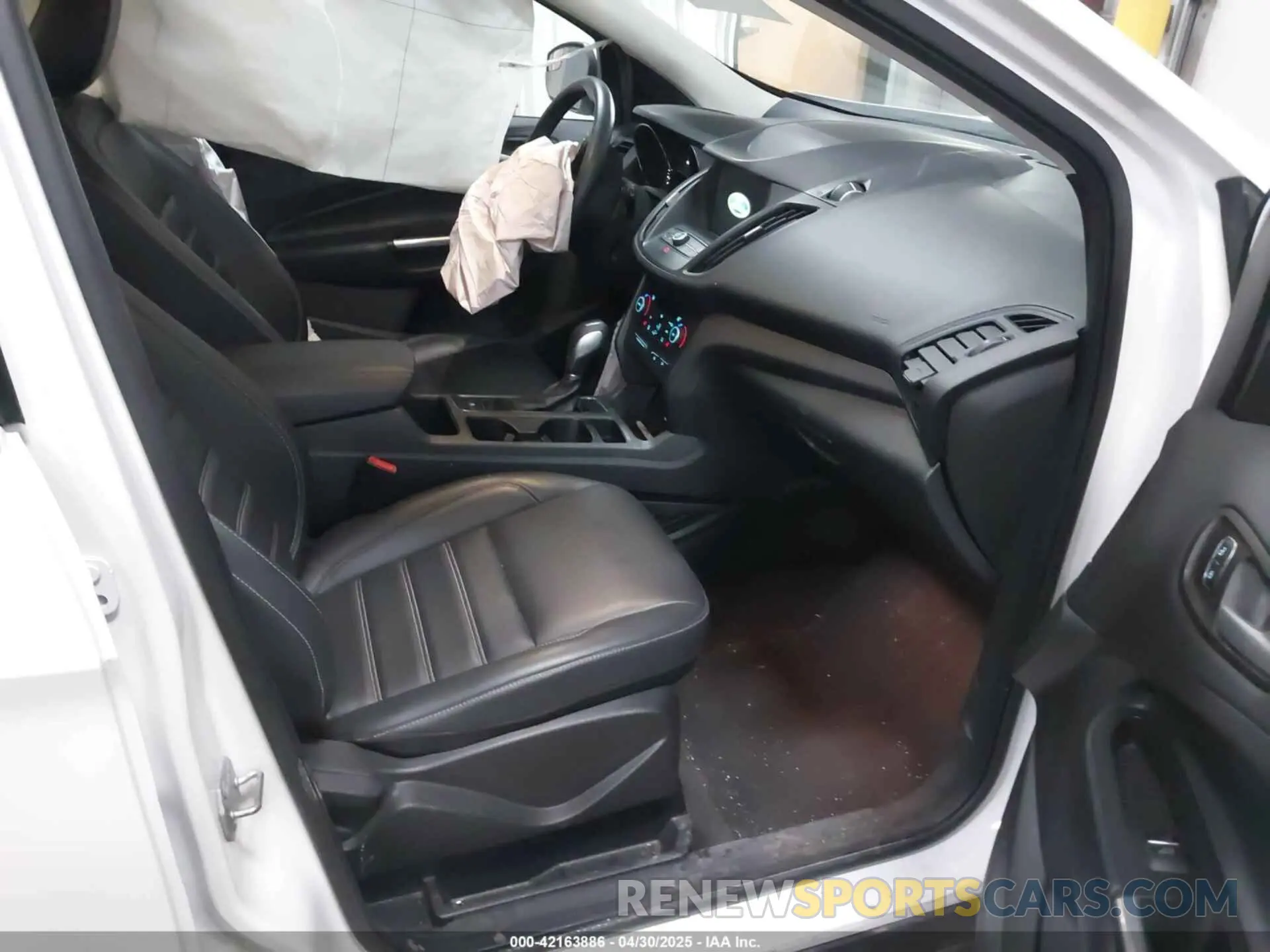 5 Photograph of a damaged car 1FMCU9HD6KUC31120 FORD ESCAPE 2019