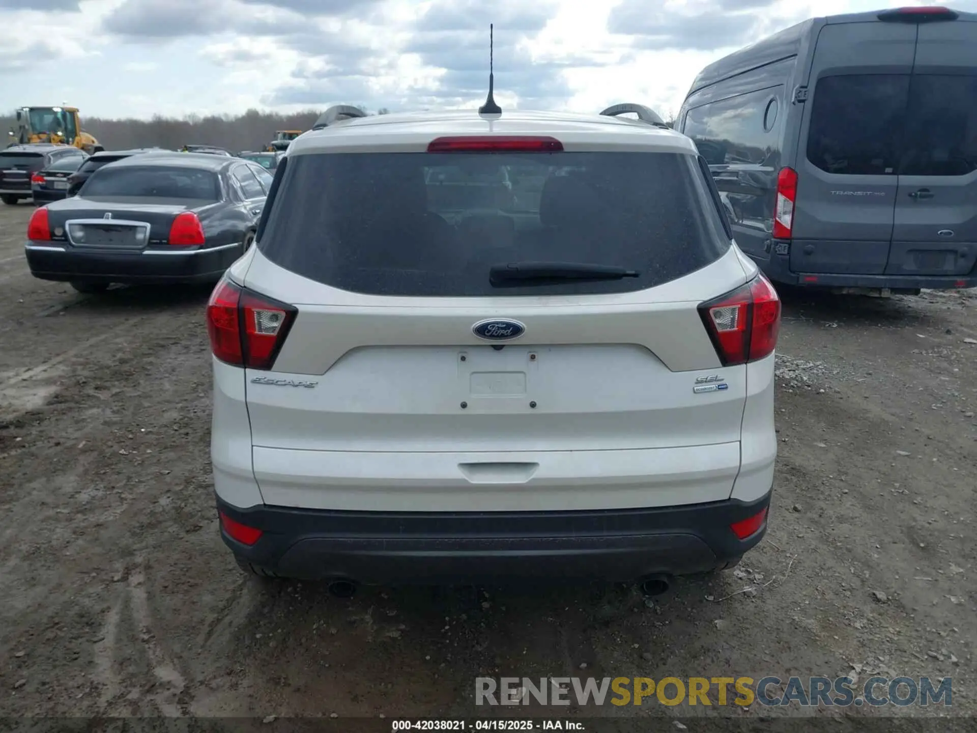 17 Photograph of a damaged car 1FMCU9HD6KUC48550 FORD ESCAPE 2019