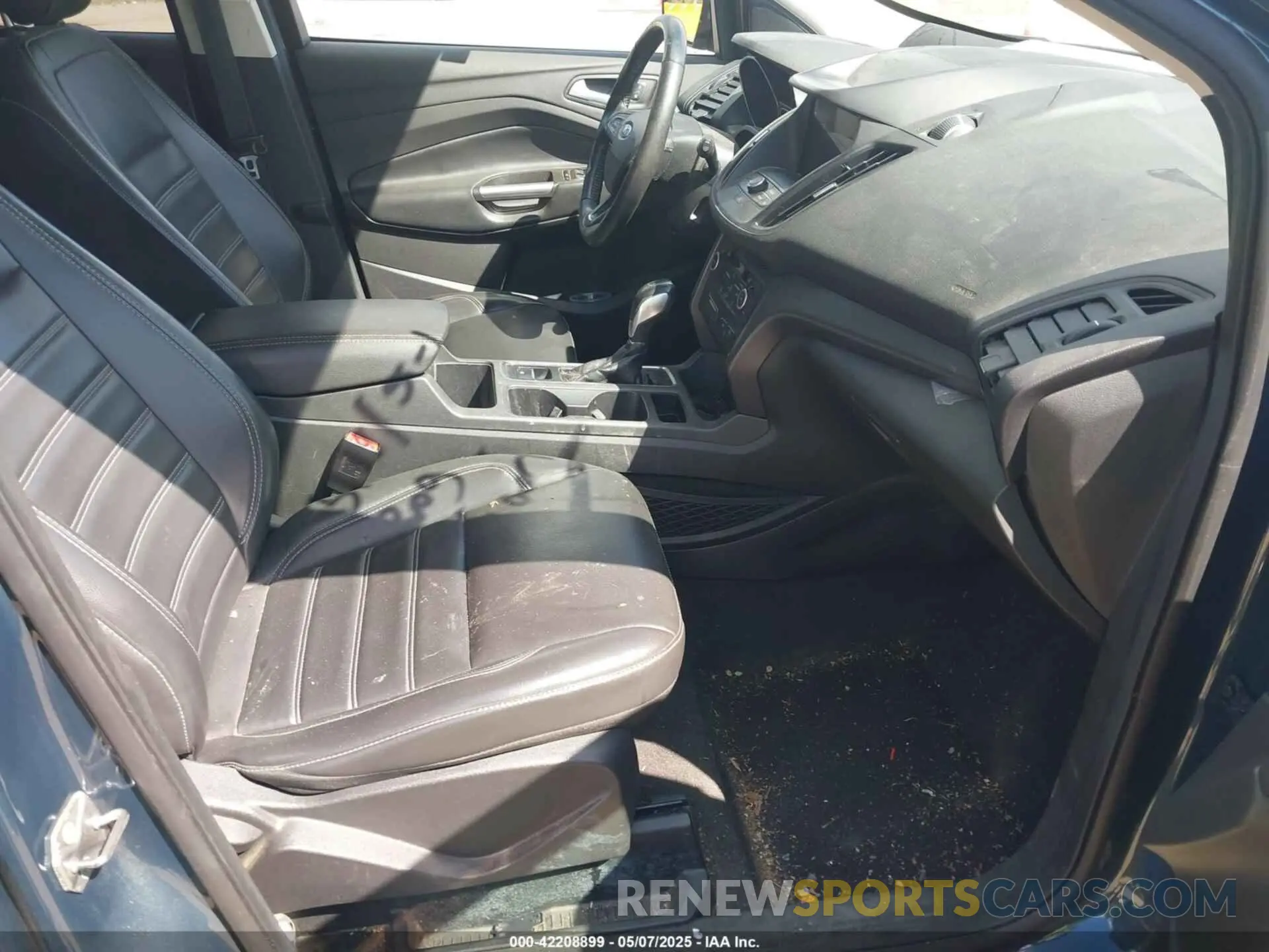 5 Photograph of a damaged car 1FMCU9HD7KUB75429 FORD ESCAPE 2019