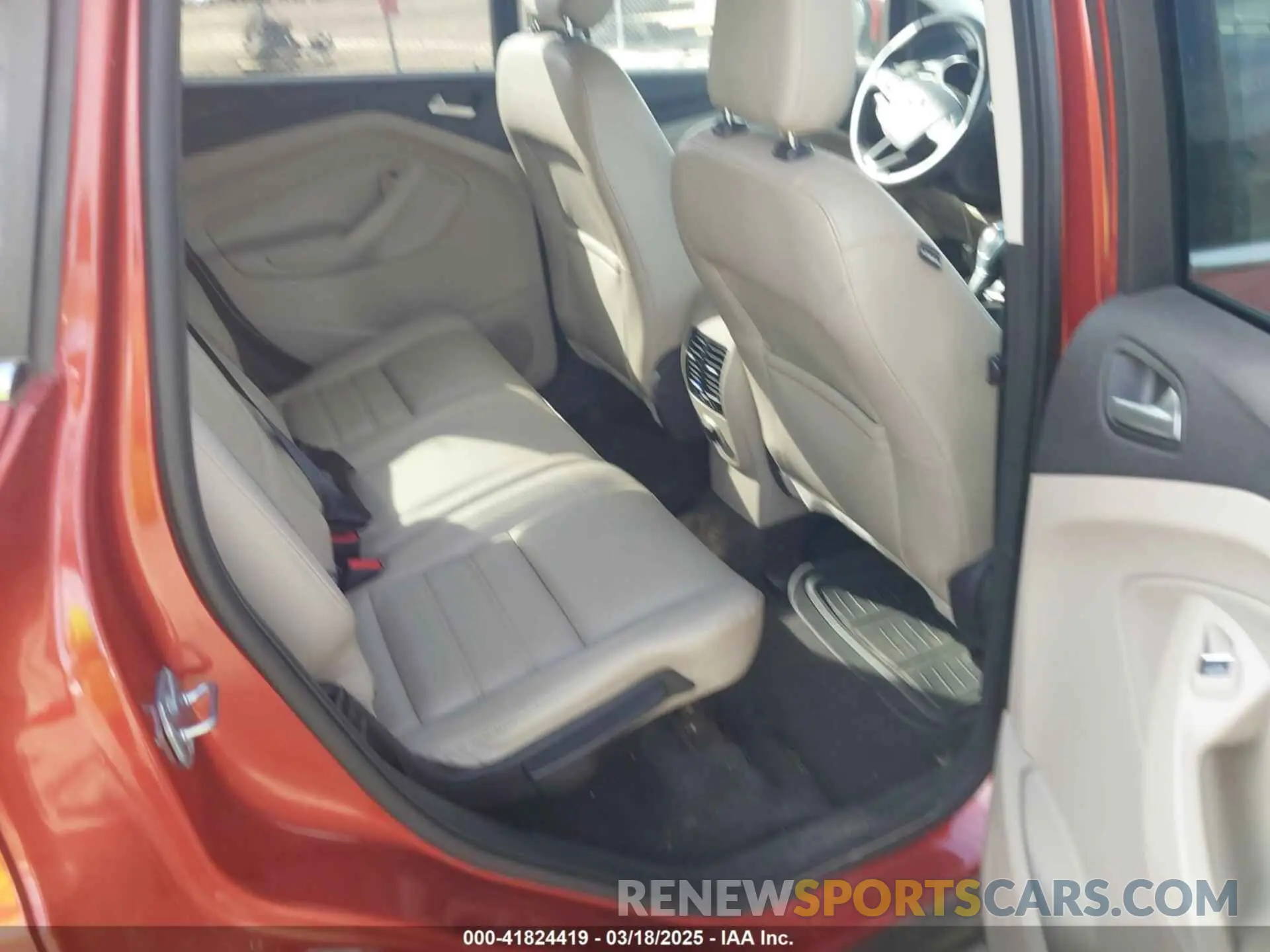 8 Photograph of a damaged car 1FMCU9HD8KUB11383 FORD ESCAPE 2019