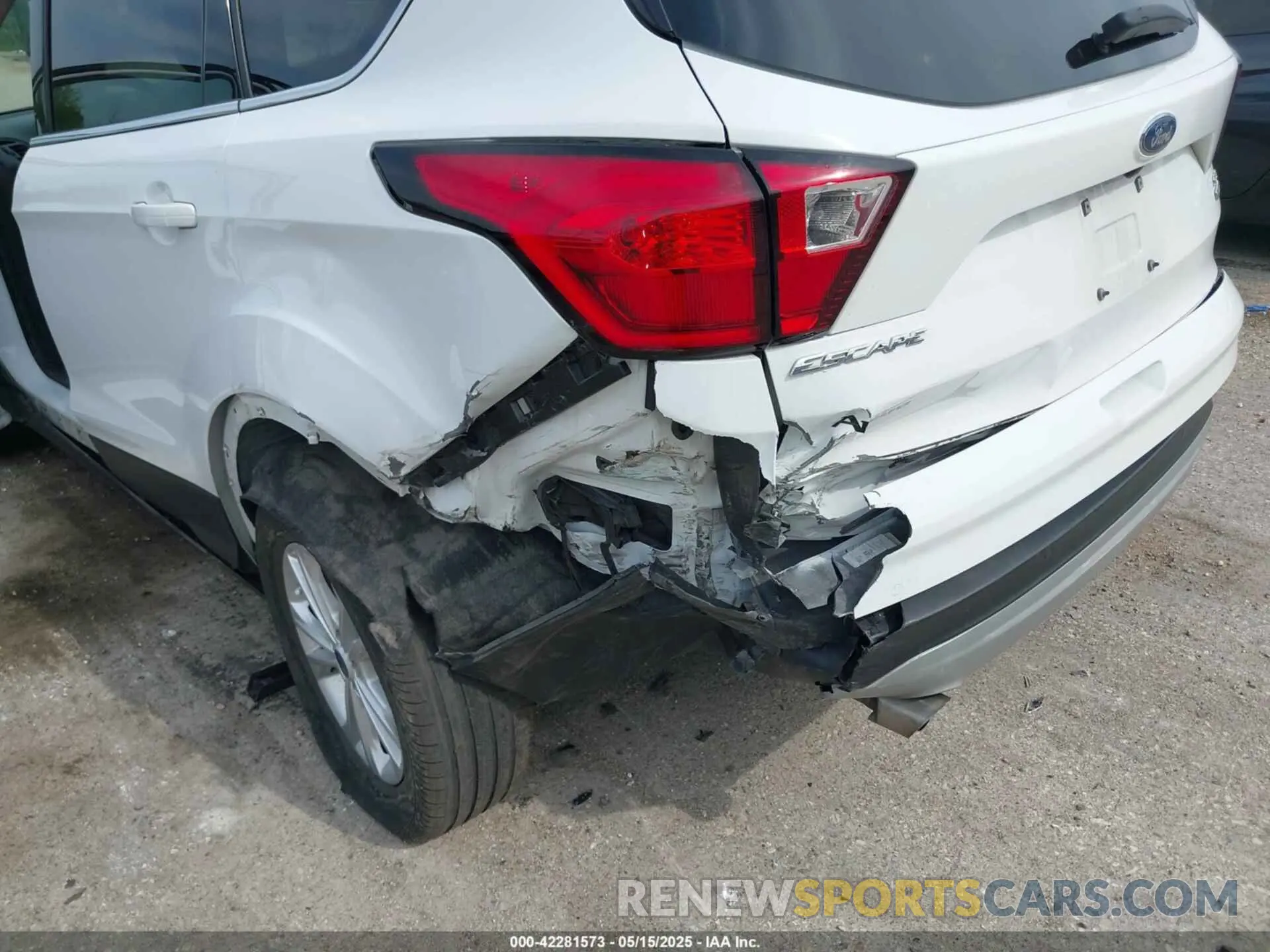 6 Photograph of a damaged car 1FMCU9HD8KUB25249 FORD ESCAPE 2019