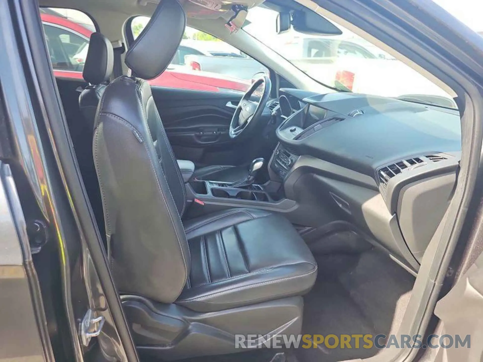 4 Photograph of a damaged car 1FMCU9HD8KUB82034 FORD ESCAPE 2019