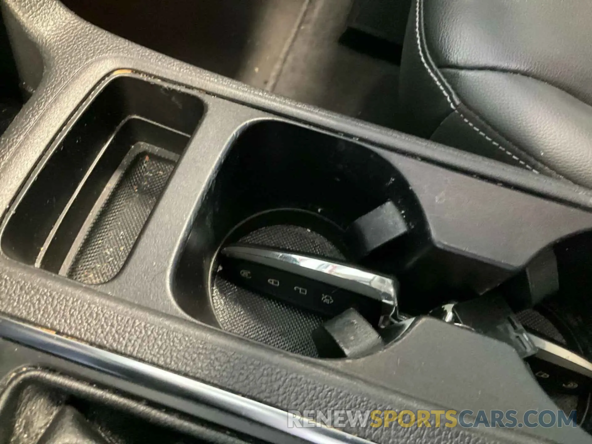 18 Photograph of a damaged car 1FMCU9HD8KUB82387 FORD ESCAPE 2019