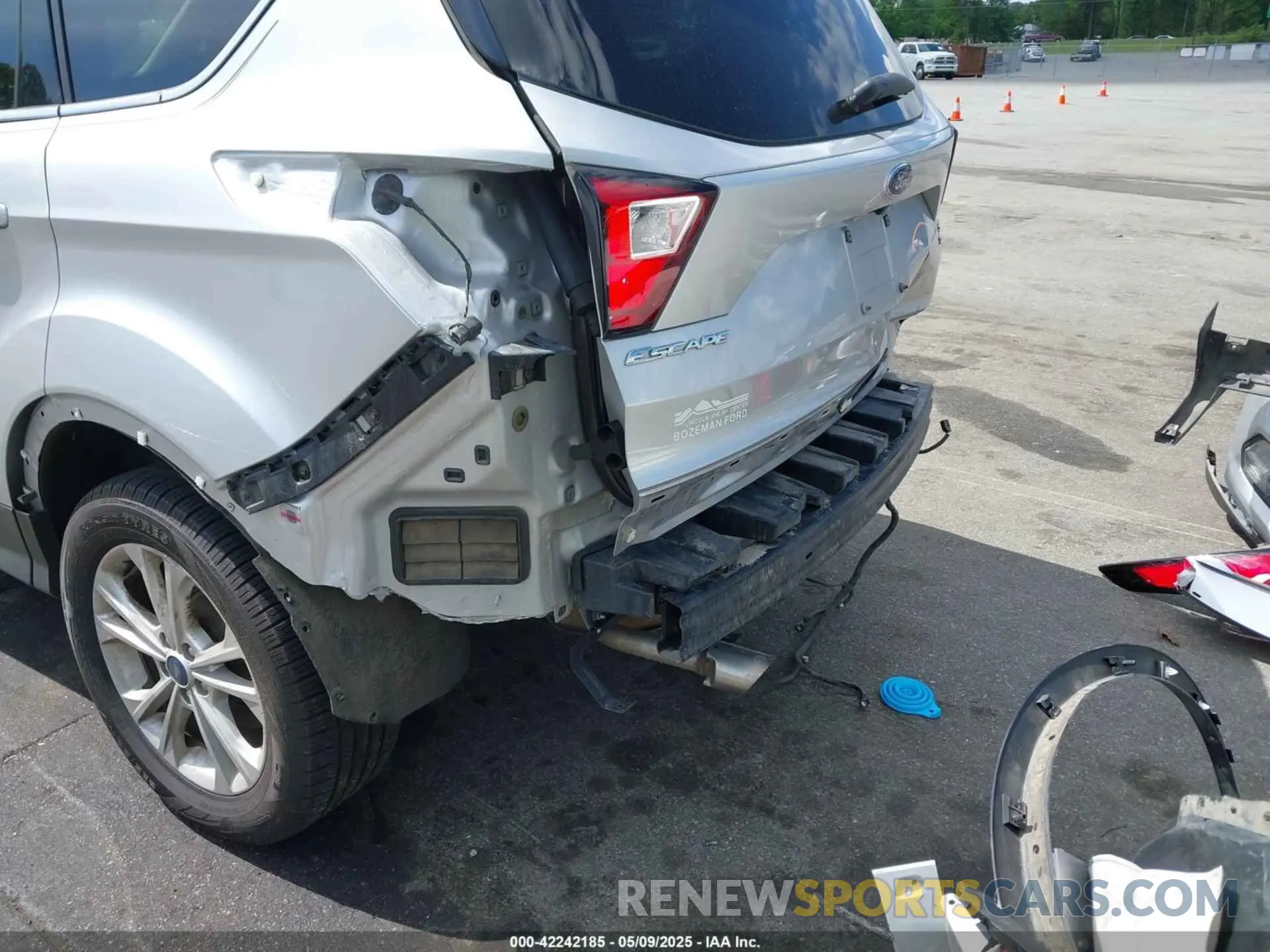 18 Photograph of a damaged car 1FMCU9HD8KUB83281 FORD ESCAPE 2019