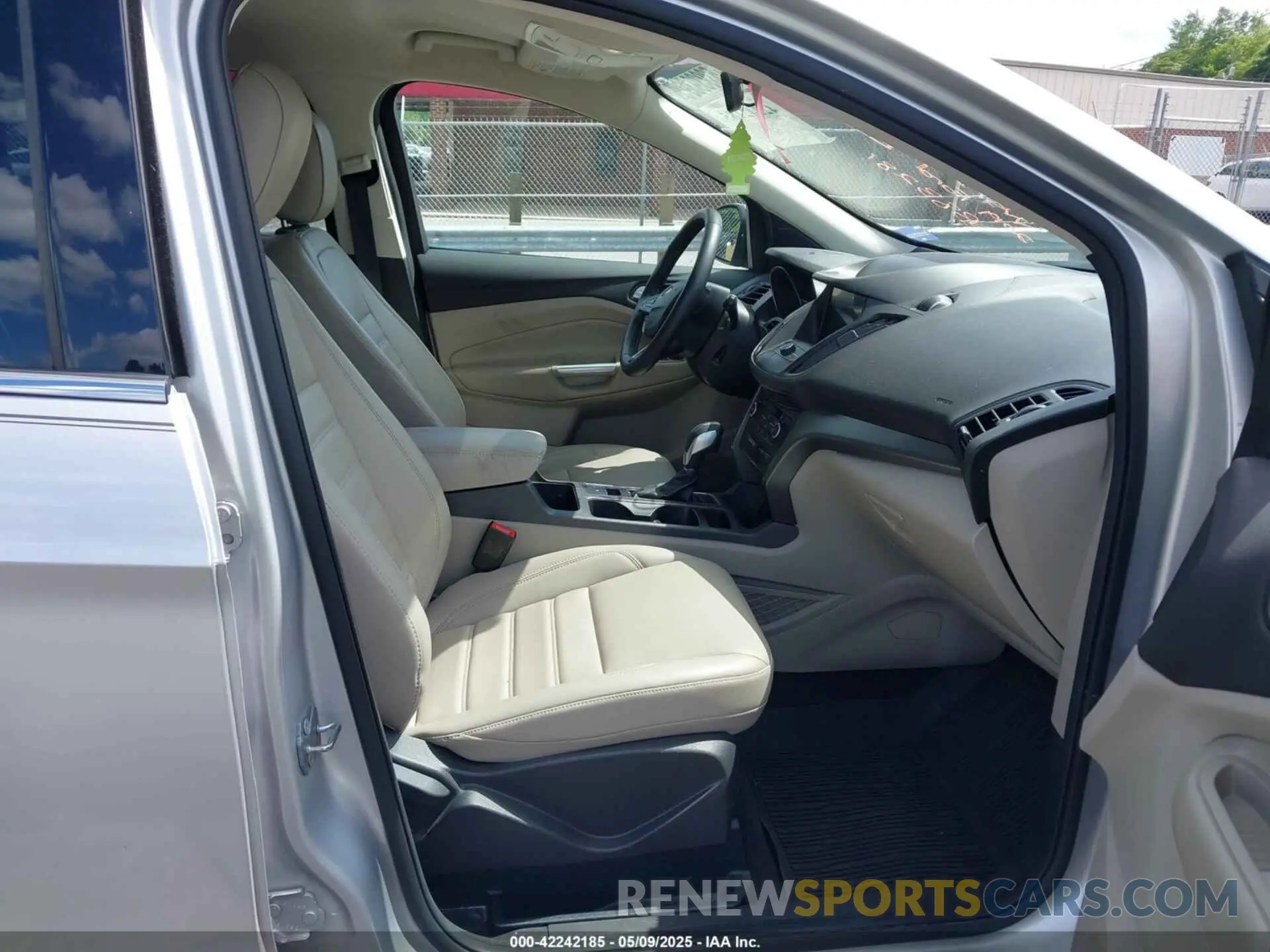 5 Photograph of a damaged car 1FMCU9HD8KUB83281 FORD ESCAPE 2019