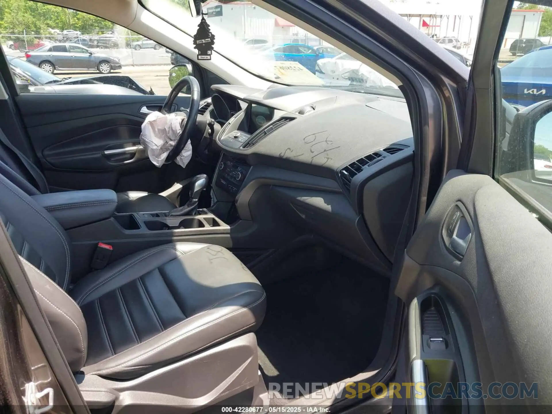 5 Photograph of a damaged car 1FMCU9HD8KUC31104 FORD ESCAPE 2019