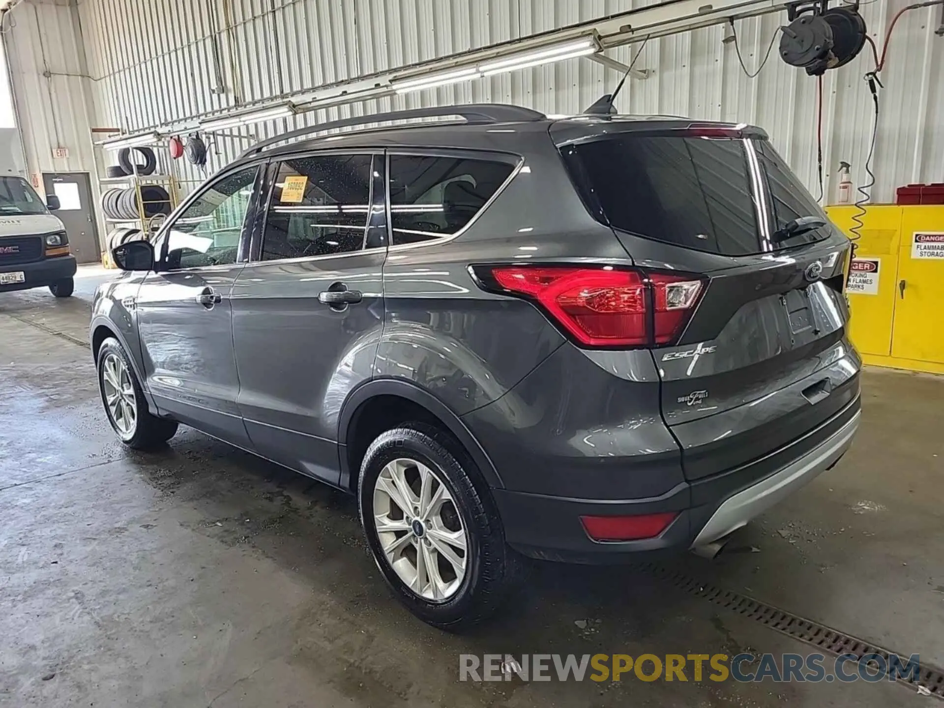 17 Photograph of a damaged car 1FMCU9HD9KUA65692 FORD ESCAPE 2019