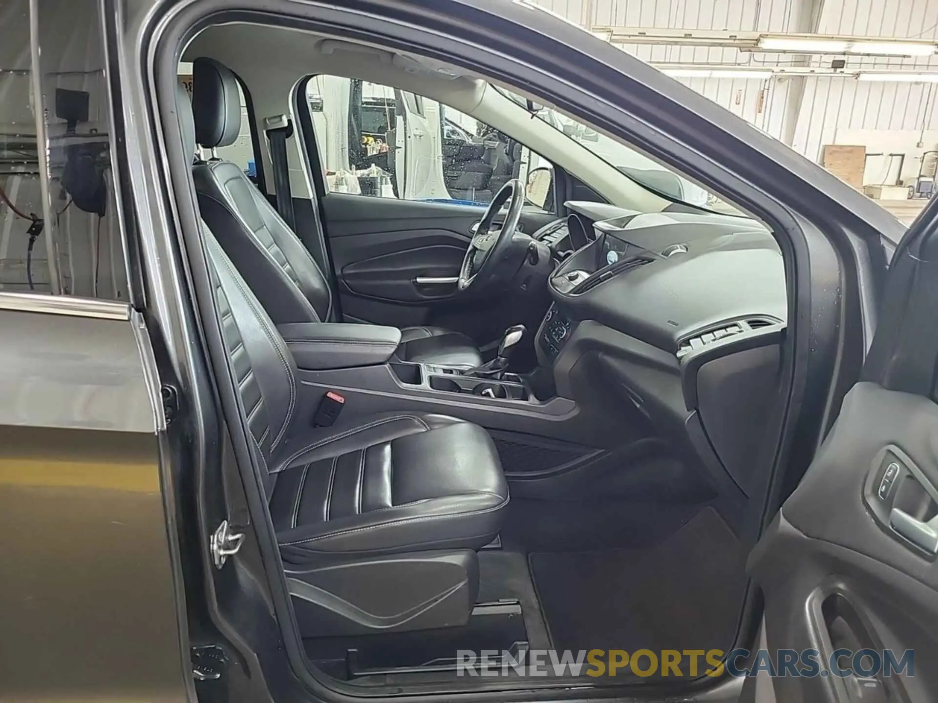 18 Photograph of a damaged car 1FMCU9HD9KUA65692 FORD ESCAPE 2019