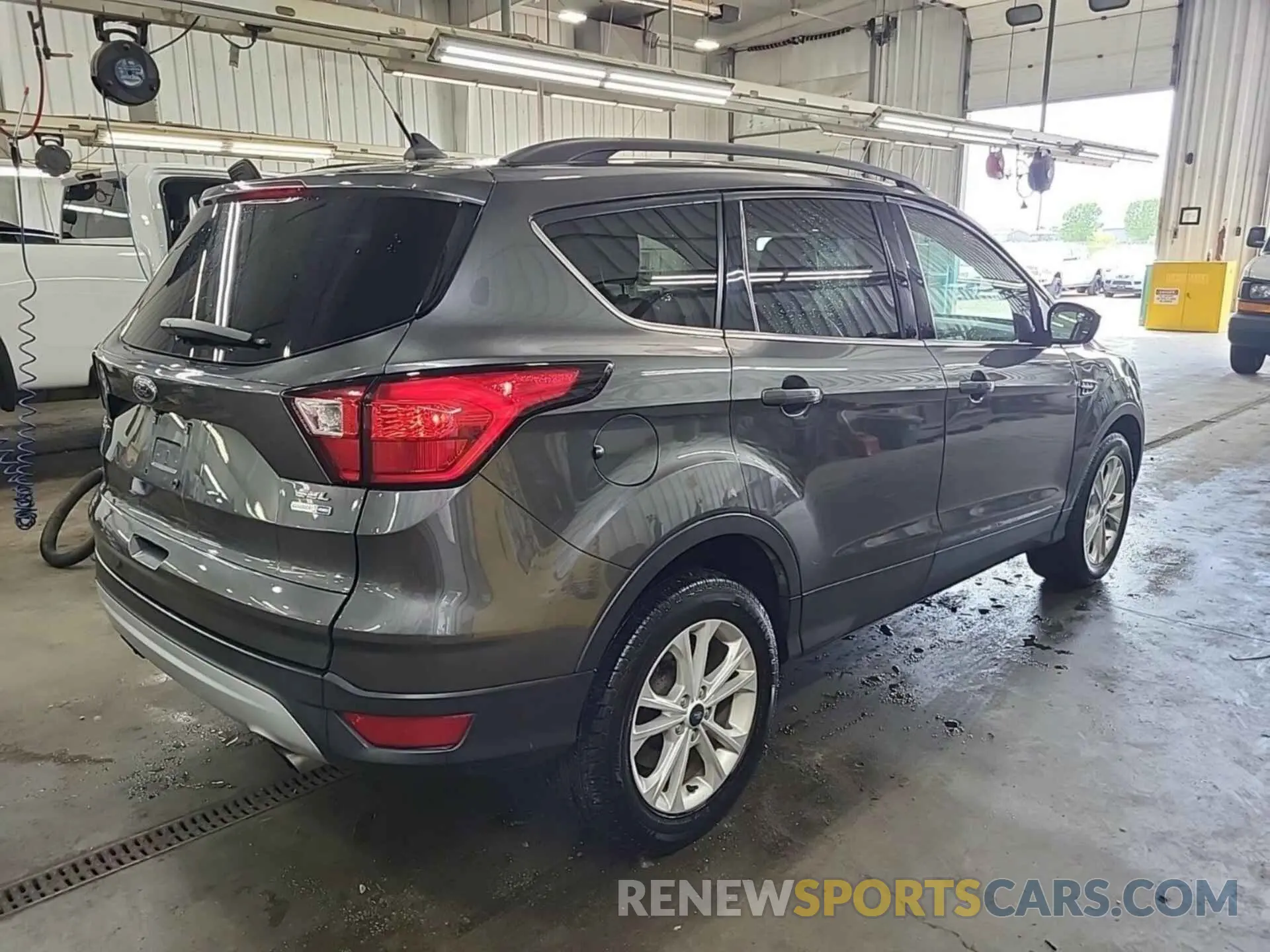32 Photograph of a damaged car 1FMCU9HD9KUA65692 FORD ESCAPE 2019