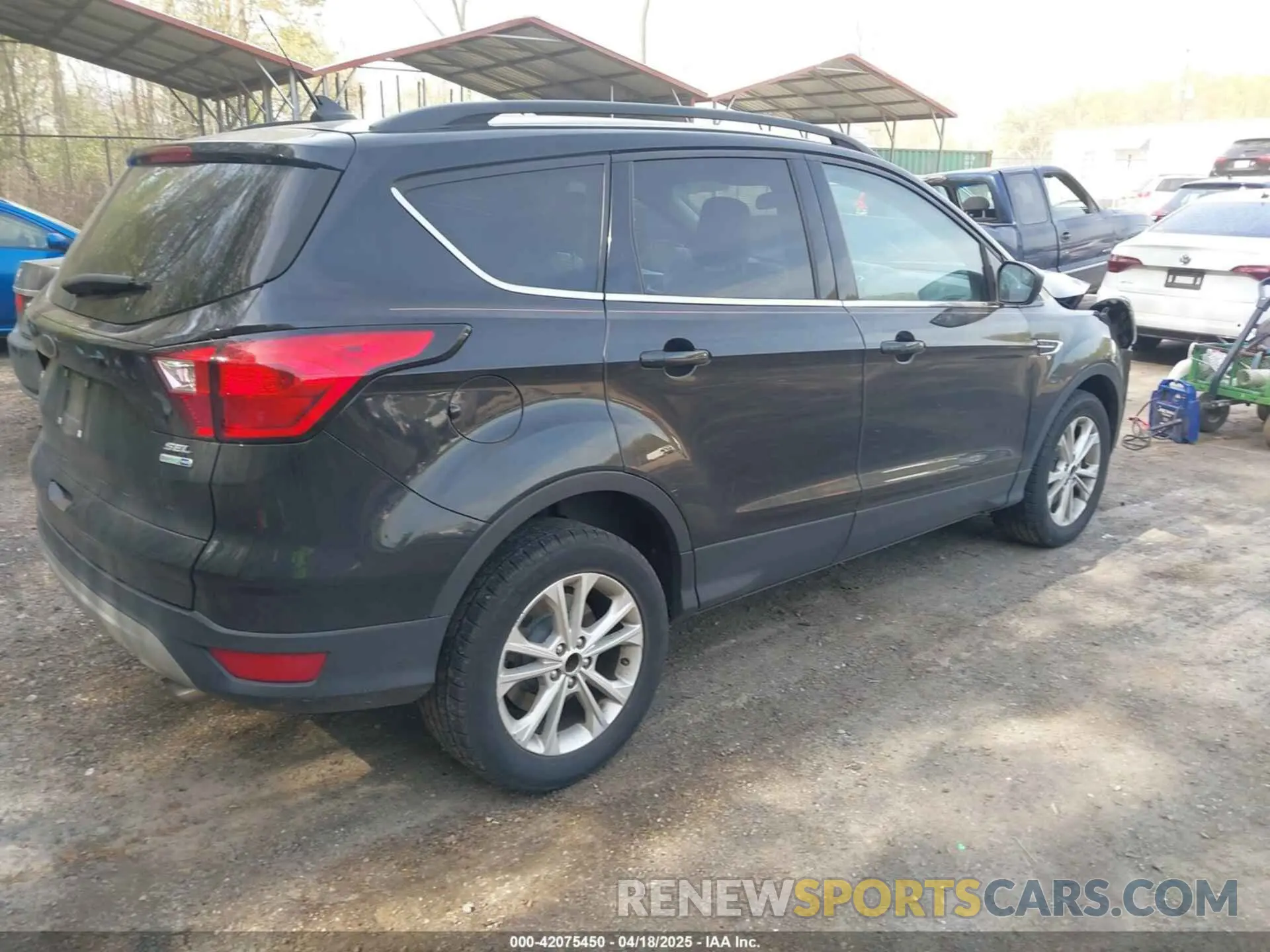 4 Photograph of a damaged car 1FMCU9HD9KUB14177 FORD ESCAPE 2019